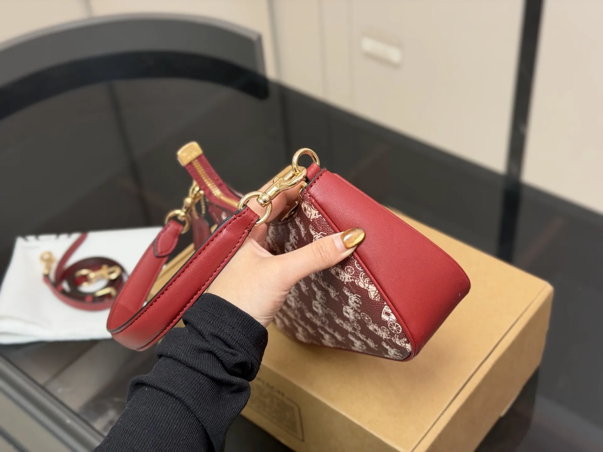 ¥130 飞机盒 size:24*13*7cm 蔻驰 Teri腋下包 ,香不蕾 腋下包设计天花板了哦! 配有2条肩带, 单肩斜挎都可以! 颜值💯💯💯 搜索🔍coach 蔻驰 腋下包