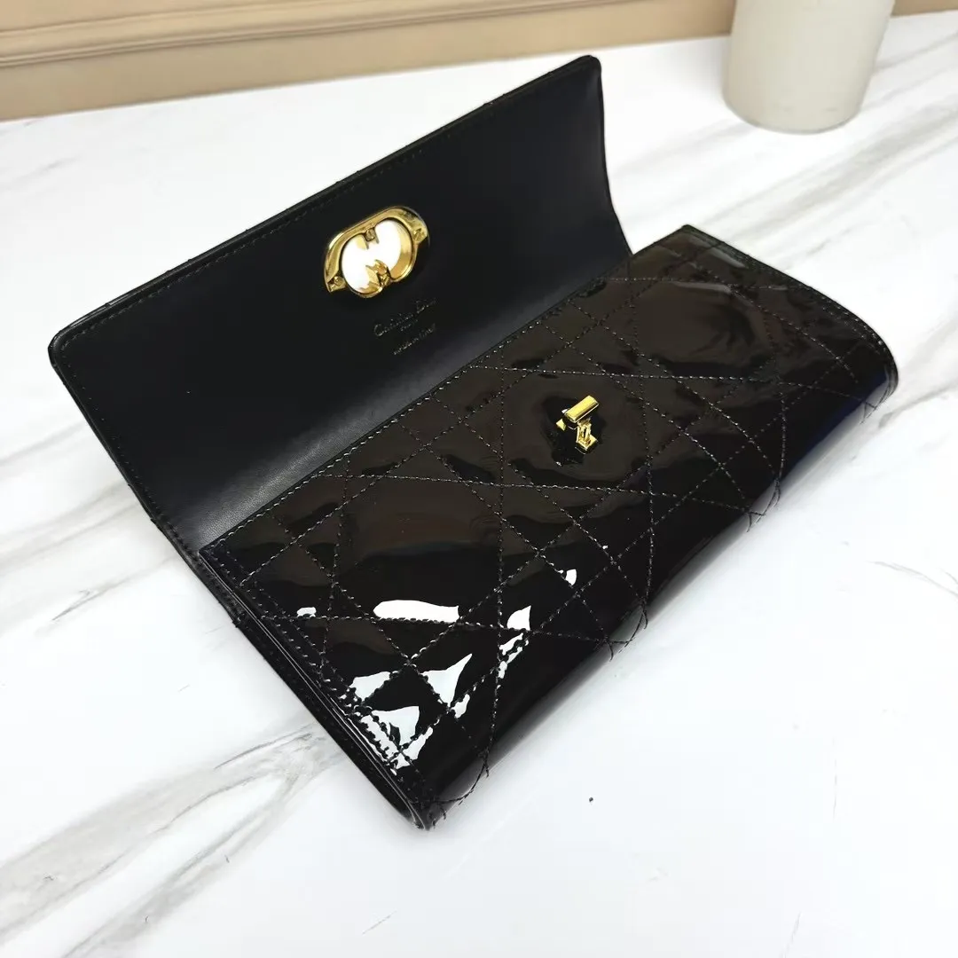 💰205包邮‼️ CE 秋冬系列新品TEEN LOLA 登场 ✅奶昔好物推荐 📖 凯旋门家族又一封神作、黑金handle case 上线🈺 斜跨肩带🉑️延长至57cm，手柄设计拎起来非常千金感✴️ 恰到好处的精致感，小巧又实用，堪称造型王者 秋冬衣櫉必备 尺寸：22*11*5cm