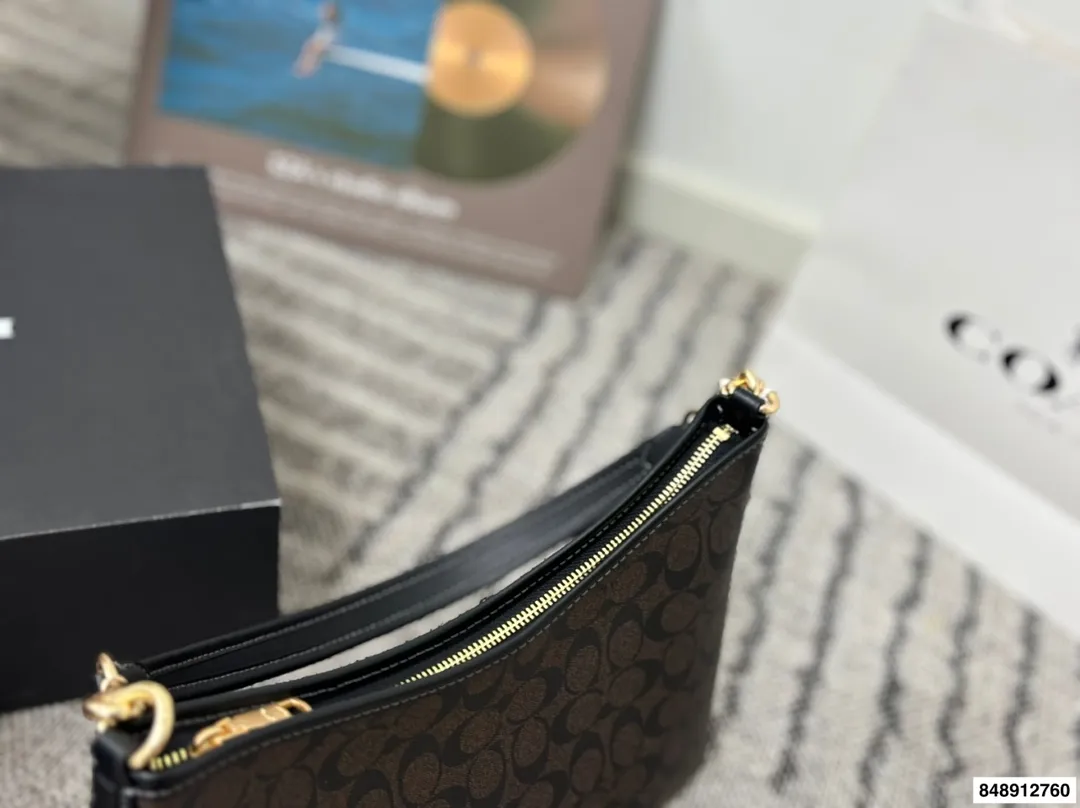 p190 配礼盒 蔻驰 新款laurel流浪包真的绝美 随性慵懒轻松拿捏 一长一短两条肩带 单肩斜挎手提腋下背 都可以随意百搭 内部有带拉链的侧兜可以用来放重要物品! 尺寸:30*25