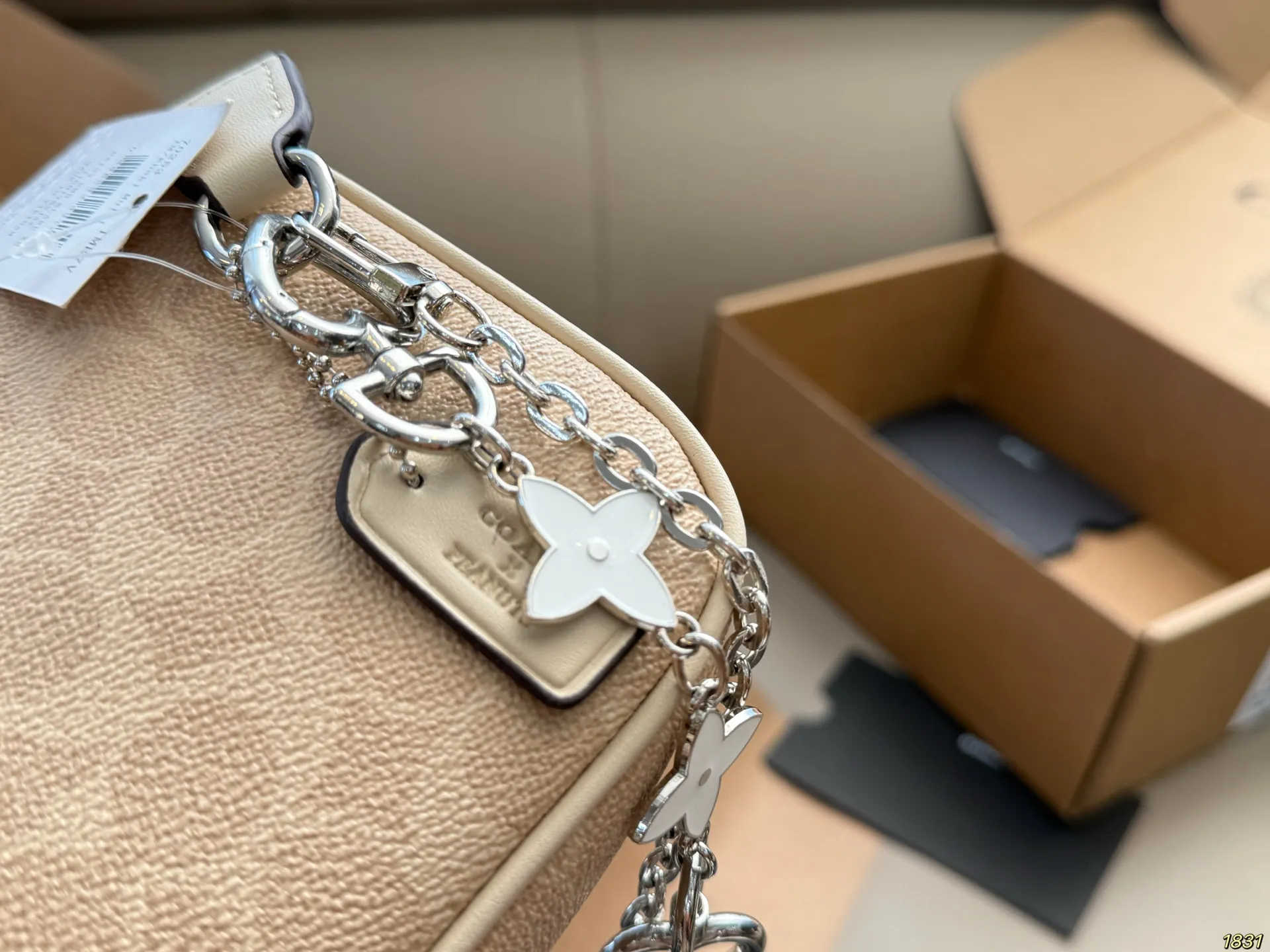 ¥120飞机盒 蔻驰COACH腋下麻将包 颜色搭配很有复古的感觉 高级又不失优雅 超有氛围感 通勤 休闲 约会通通可搭 尺寸19 12