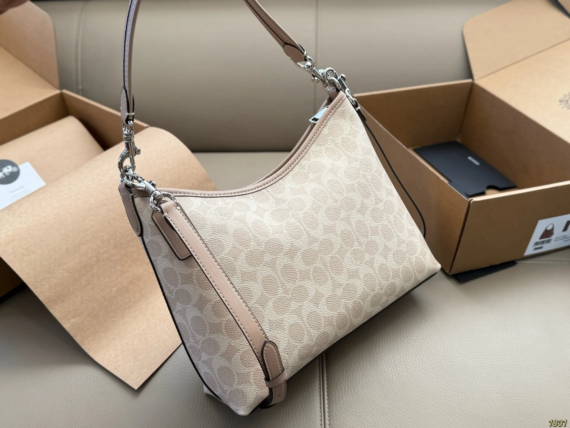 &yen;160/&yen;140飞机盒 蔻驰COACH腋下包 配长肩带 单肩斜挎皆可 颜色搭配很有复古的感觉 高级又不失优雅超有氛围感 通勤 休闲 约会通通可搭 尺寸29 20/19 13