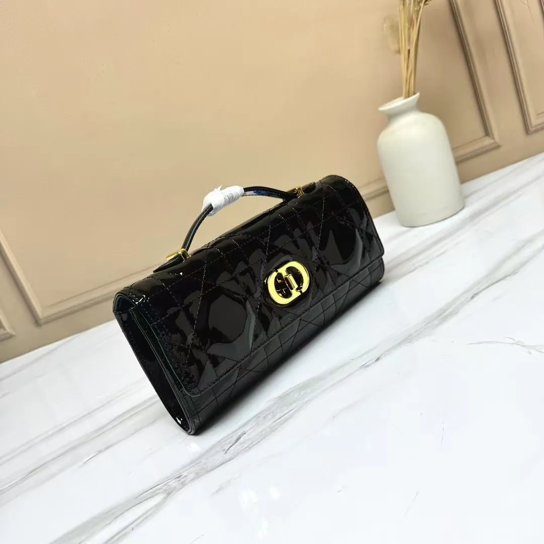 💰205包邮‼️ CE 秋冬系列新品TEEN LOLA 登场 ✅奶昔好物推荐 📖 凯旋门家族又一封神作、黑金handle case 上线🈺 斜跨肩带🉑️延长至57cm,手柄设计拎起来非常千金感✴️ 恰到好处的精致感,小巧又实用,堪称造型王者 秋冬衣櫉必备 尺寸:22*11*5cm