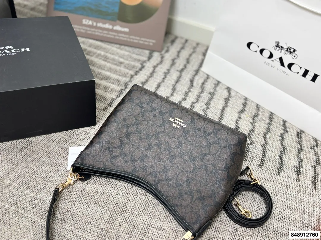 p190 配礼盒 蔻驰 新款laurel流浪包真的绝美 随性慵懒轻松拿捏 一长一短两条肩带 单肩斜挎手提腋下背 都可以随意百搭 内部有带拉链的侧兜可以用来放重要物品! 尺寸:30*25