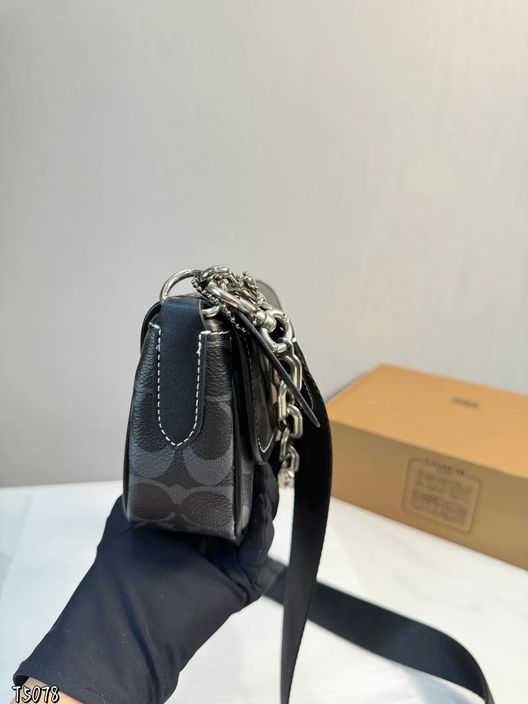 ❤️p150(礼盒包装)❤️ C家 新品黑色 男生都会喜欢的相机包! 款式对于男生来说真的太友好了又能装又百搭 搜索🔍蔻驰 coach 男包尺寸:19*5*13cm