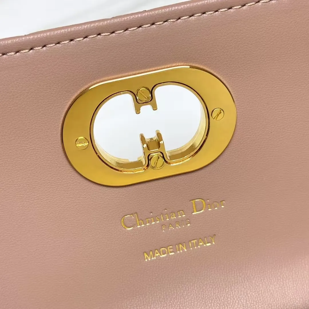 💰205包邮‼️ CE 秋冬系列新品TEEN LOLA 登场 ✅奶昔好物推荐 📖 凯旋门家族又一封神作、黑金handle case 上线🈺 斜跨肩带🉑️延长至57cm,手柄设计拎起来非常千金感✴️ 恰到好处的精致感,小巧又实用,堪称造型王者 秋冬衣櫉必备 尺寸:22*11*5cm