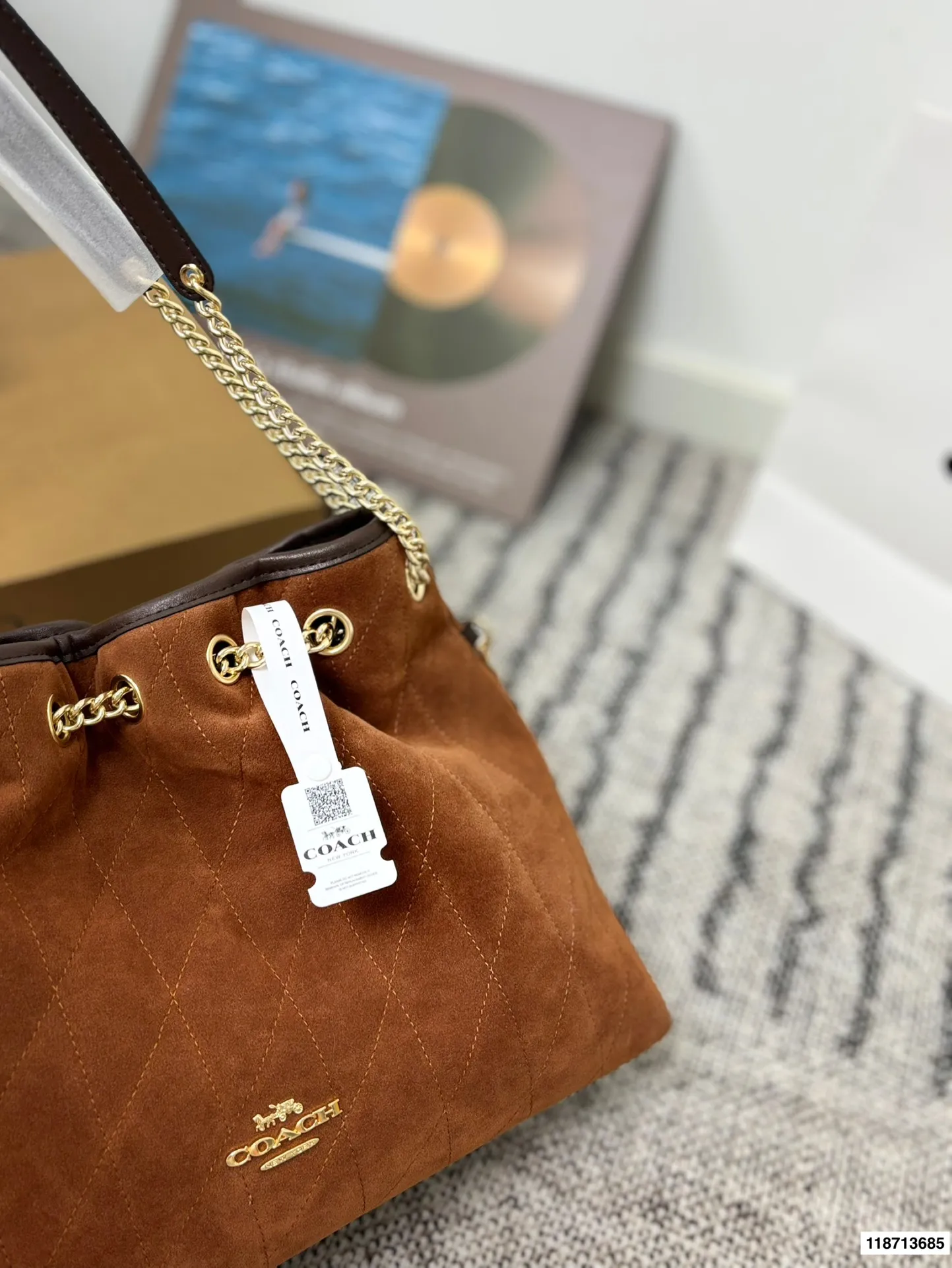 p185配礼盒 蔻驰Coach新款腋下包 流浪包麂皮质感太好啦 颜色搭配很有复古的感觉 高级又不失优雅 超有氛围感 通勤 休闲 约会通通可搭 尺寸34.26