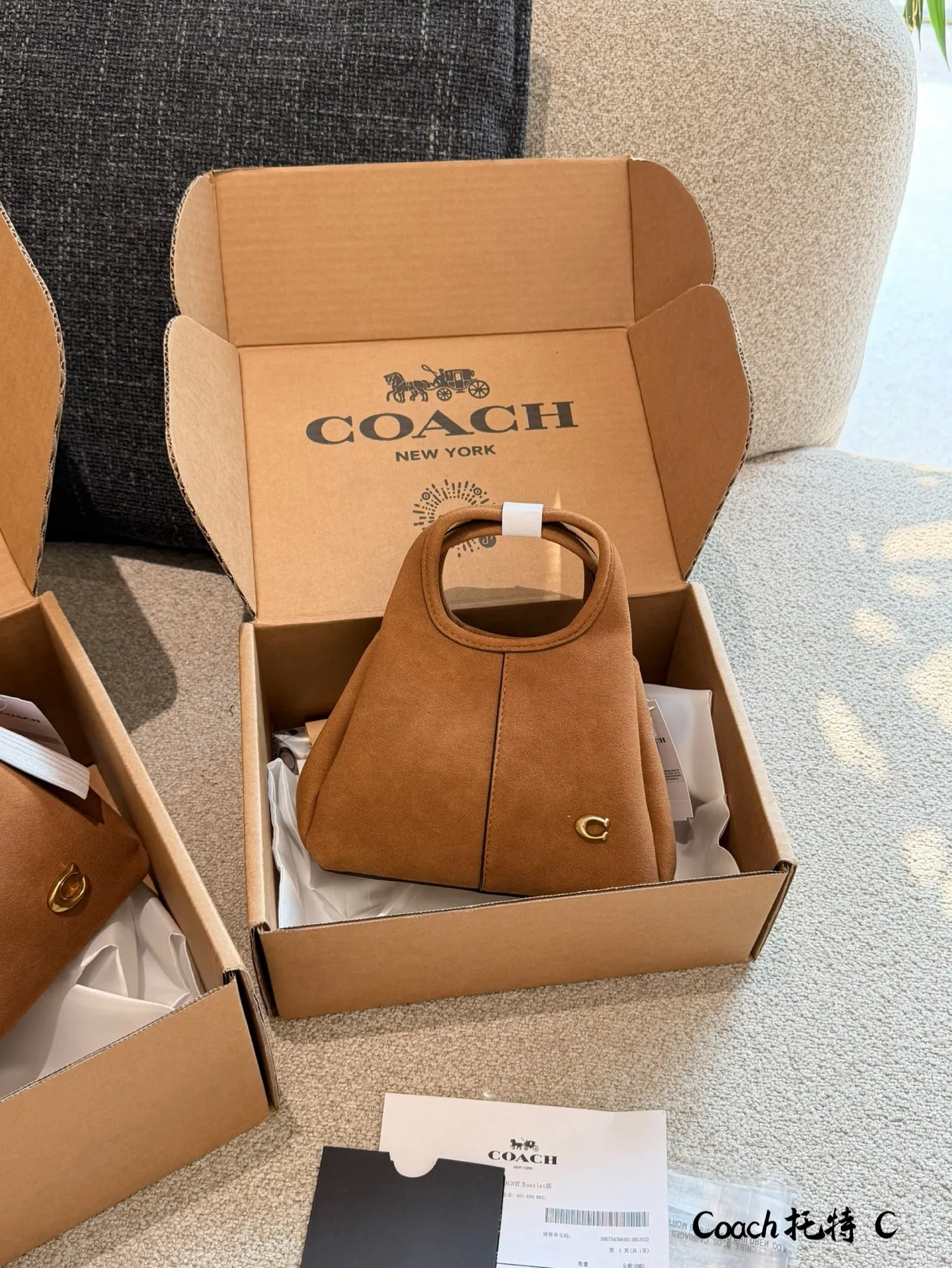 p165p180 COACH LANA 23号单肩包 👜COACH LANA 23号单肩包,荔枝纹头层牛皮,手感柔软耐用,浅灰调超百搭,通勤休闲都能轻松驾驭✨。23cm16cm 小巧尺寸,手提斜挎随心切换,内部隔层方便收纳手机、钥匙、口红等日常小物。金色C字Logo点缀,低调又有辨识度,简约优雅风格,秋冬大衣、针织衫都能轻松搭配,实用又时髦!