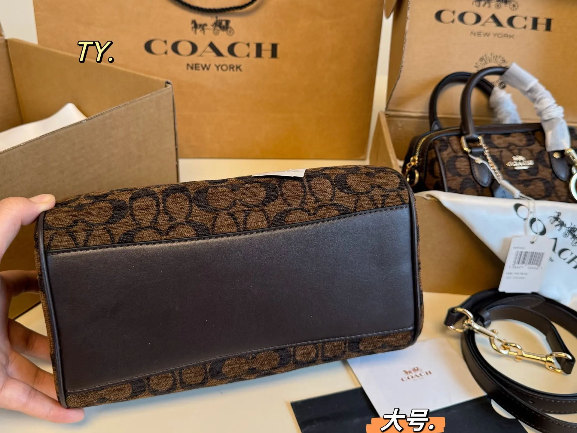 P175 大号（飞机盒➕挂件） size：25&times;16大号 COACH蔻驰雪尼尔Rowan波士顿枕头包❤️ 雪尼尔老花配色，更加精致可爱！ 同时能满足手机和日常出门物品， 小小包身大大容量，非常实用～ 非常百搭，不轻易过时的款式❗️