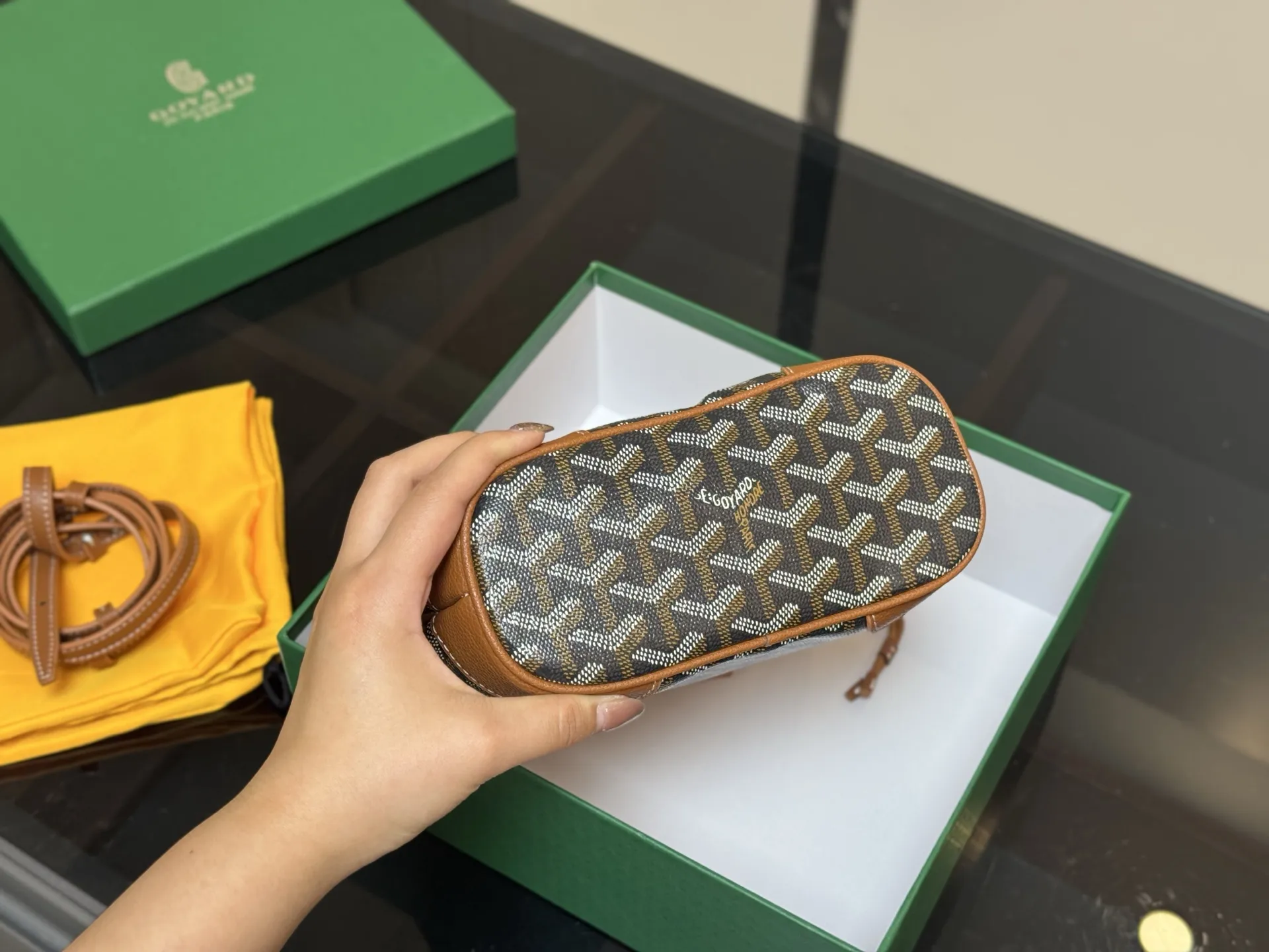 &yen;170 配盒 Goyard戈雅 mini菜篮子 beluga 新款Mini beluga 圆环小水桶小菜篮子 半个手机的自重 超Q的外貌 不可小觑的容量 完美～ 尺寸:23.18cm