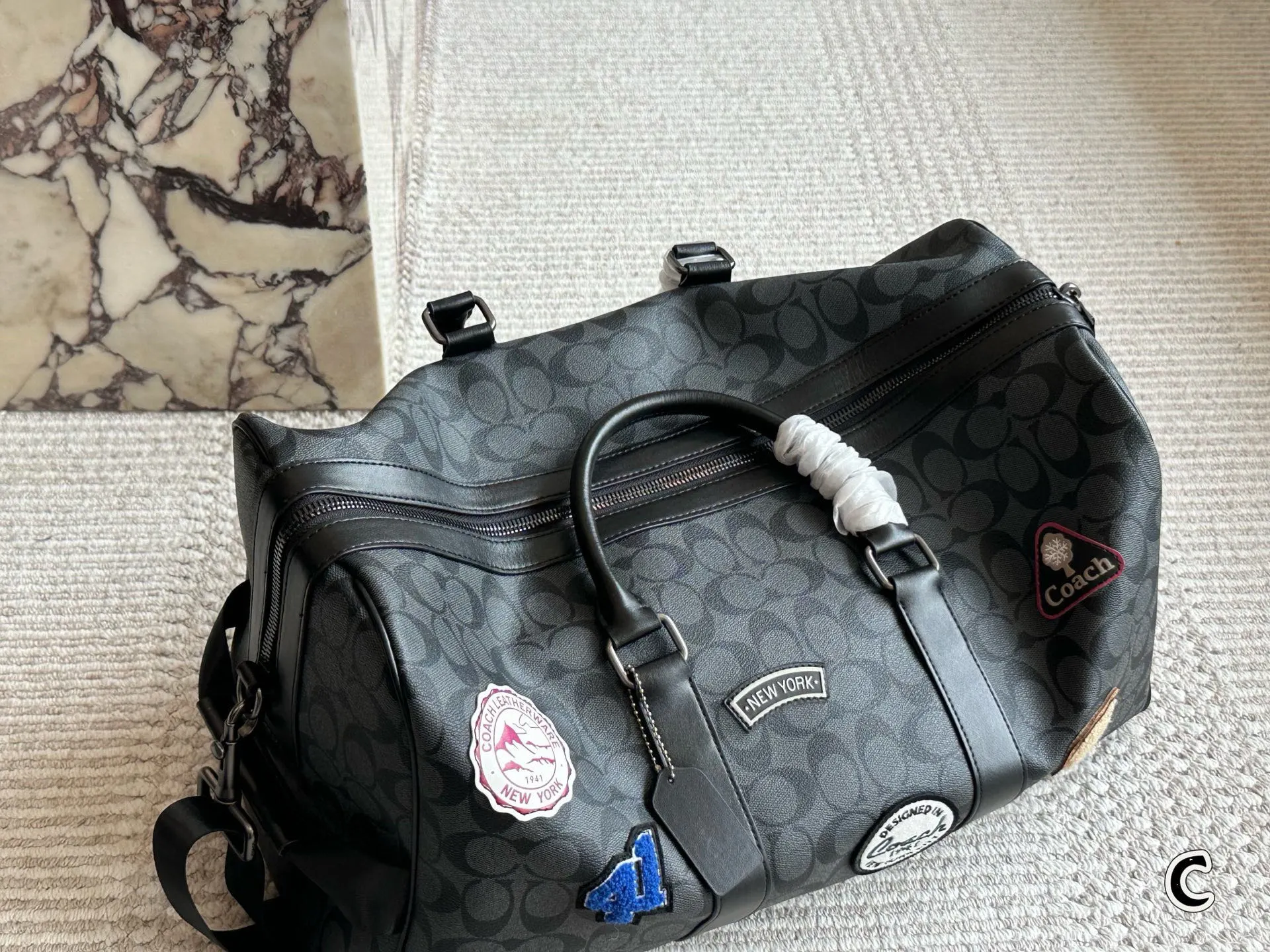 p180 男士必备COACH蔻驰旅行包 COACH蔻驰旅行包，通体采用PVC帆布涂层的材质,这种材质非常的耐磨、耐用，并且非常耐脏，非常适合我们用于健身或者短途的出差的使用，不但可以让自己的造型加分，功能性也很好同时还配备了长肩带，手拎、斜挎、单肩都是可以的，满足我们不同的一个着装 需求。#coach包包 45厘米