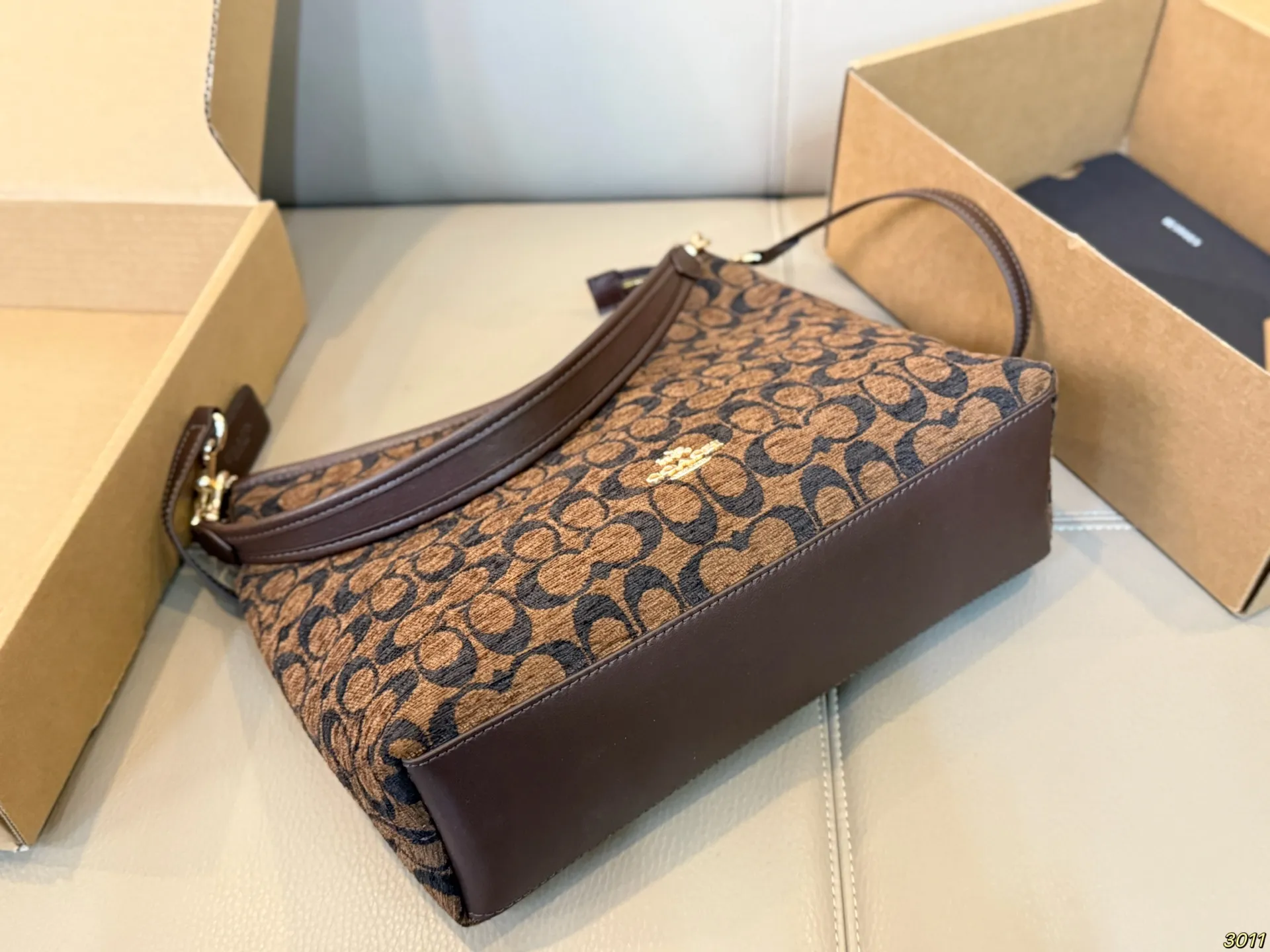 &yen;150飞机盒 蔻驰COACH 雪尼尔腋下包 配长肩带 单肩斜挎皆可 颜色搭配很有复古的感觉 高级又不失优雅超有氛围感 通勤 休闲 约会通通可搭 尺寸29 20