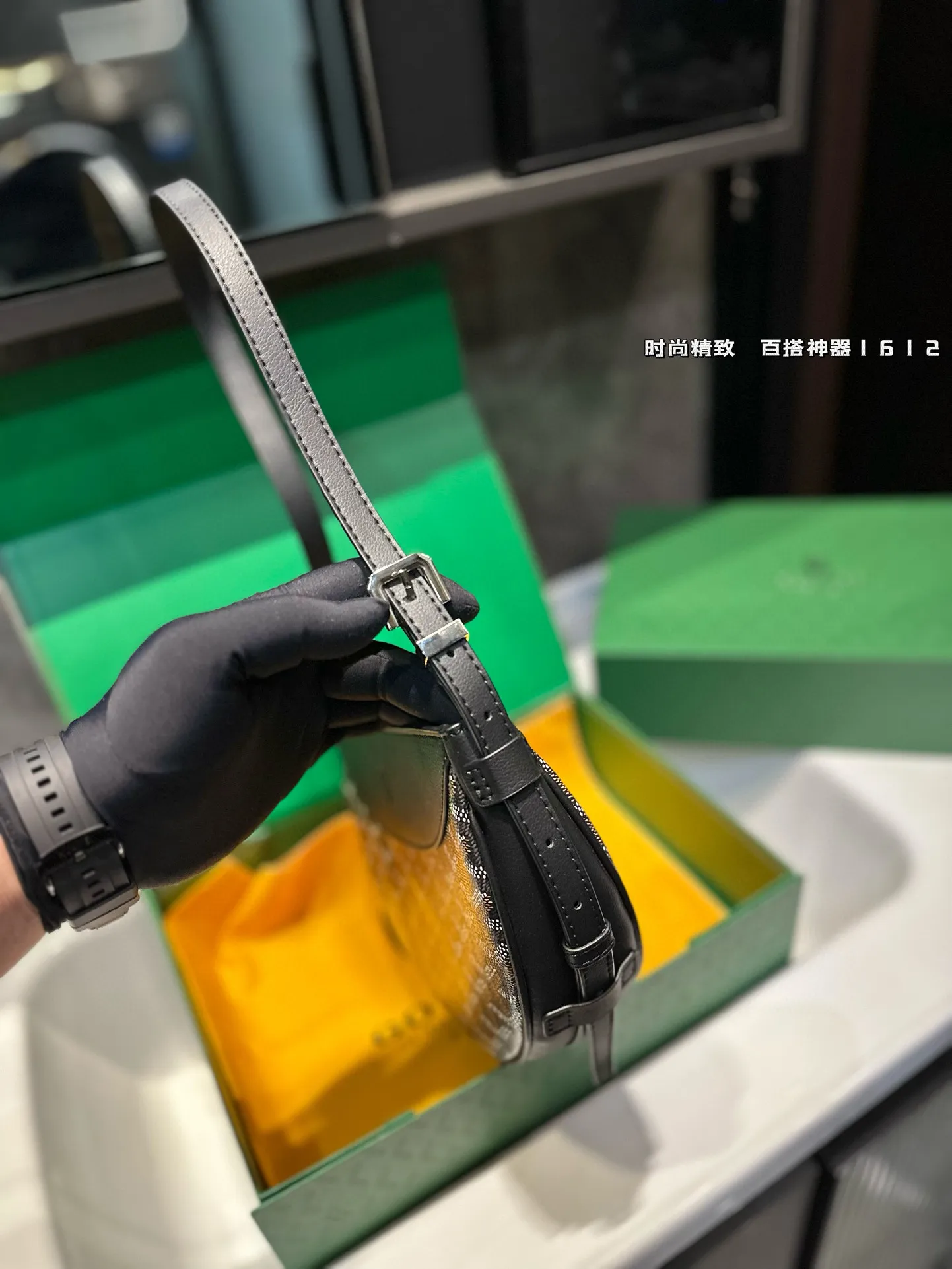 ❤️p185（礼盒包装）❤️ 拥有新包就拥有好心情！Goyard燕子包简单的穿搭永远不过时，舒服随性耐看！搭配一只棕色 goyard，点亮一下整体造型，秋冬配棕色实在太好看了！入手最近新出的goyard 燕子包，实物太美丽了！容量也十分乐观，可装下兩伞钱包粉饼口红等，肩带可调节，背法多样，可单肩可斜背可腋下！果然是一只实用又时髦百搭的包！！！尺寸23 16cm