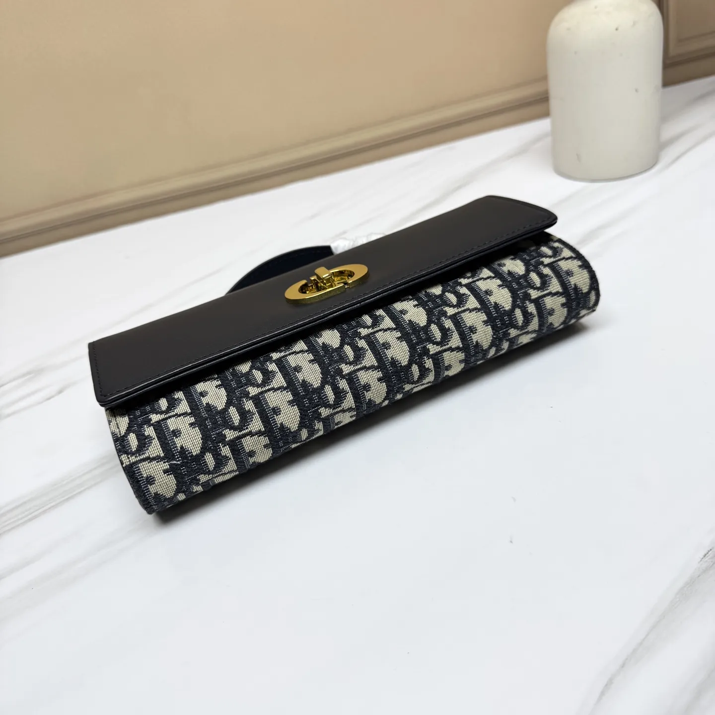 💰205包邮‼️ CE 秋冬系列新品TEEN LOLA 登场 ✅奶昔好物推荐 📖 凯旋门家族又一封神作、黑金handle case 上线🈺 斜跨肩带🉑️延长至57cm,手柄设计拎起来非常千金感✴️ 恰到好处的精致感,小巧又实用,堪称造型王者 秋冬衣櫉必备 尺寸:22*11*5cm