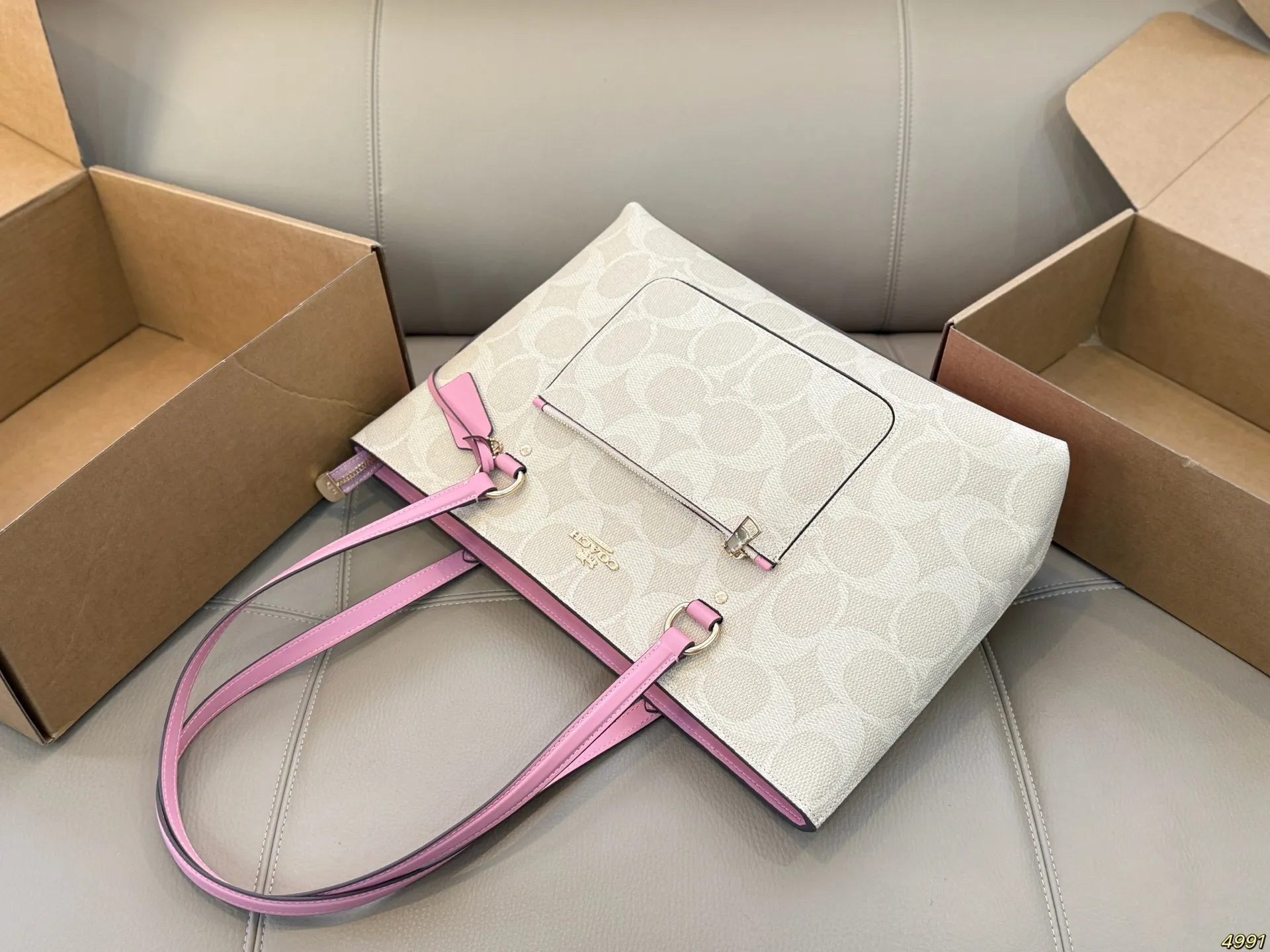 &yen;185 蔻驰COACH托特包水桶包 心动一亿遍！ 百搭 而且不挑身型 轻松搭出高级感 ！ 身边闺蜜人手一个 尺寸37 27