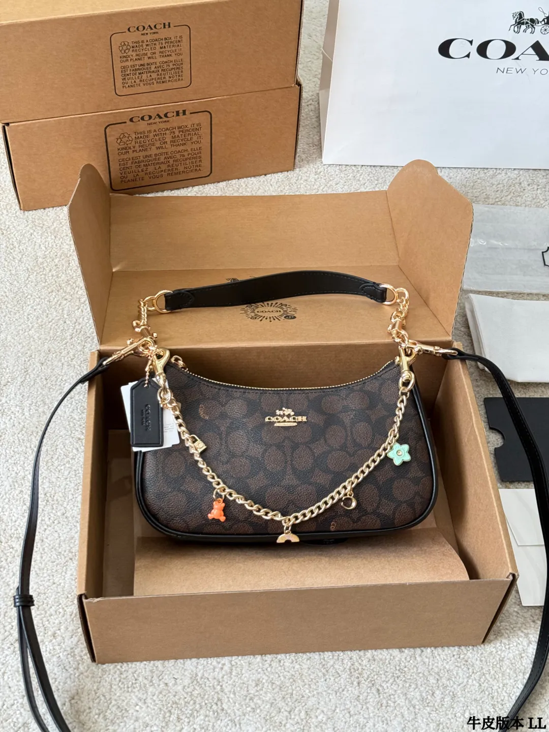 牛皮版本 p145 COACH 蔻驰 teri 腋下包 Coach蔻驰最热的腋下包上身来了 Teri系列最热腋下包 大麻将包的升级款,浅色特别好配衣服 整个就是气质和时尚的化身~不压个子而且好看 配色很潮,大小刚好挺合适 #蔻驰COACH 尺寸24 15cm