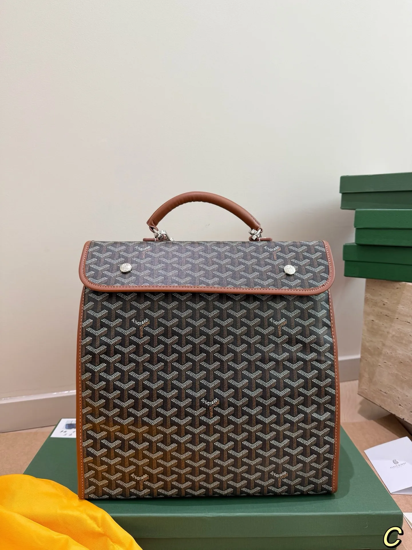 P200 配礼盒🎁 size：33*37cm Goyard 戈雅 双肩包 复古又减龄 容量真的超级大!! 装下笔记本妥妥滴! 男女通用！真的超级划算！