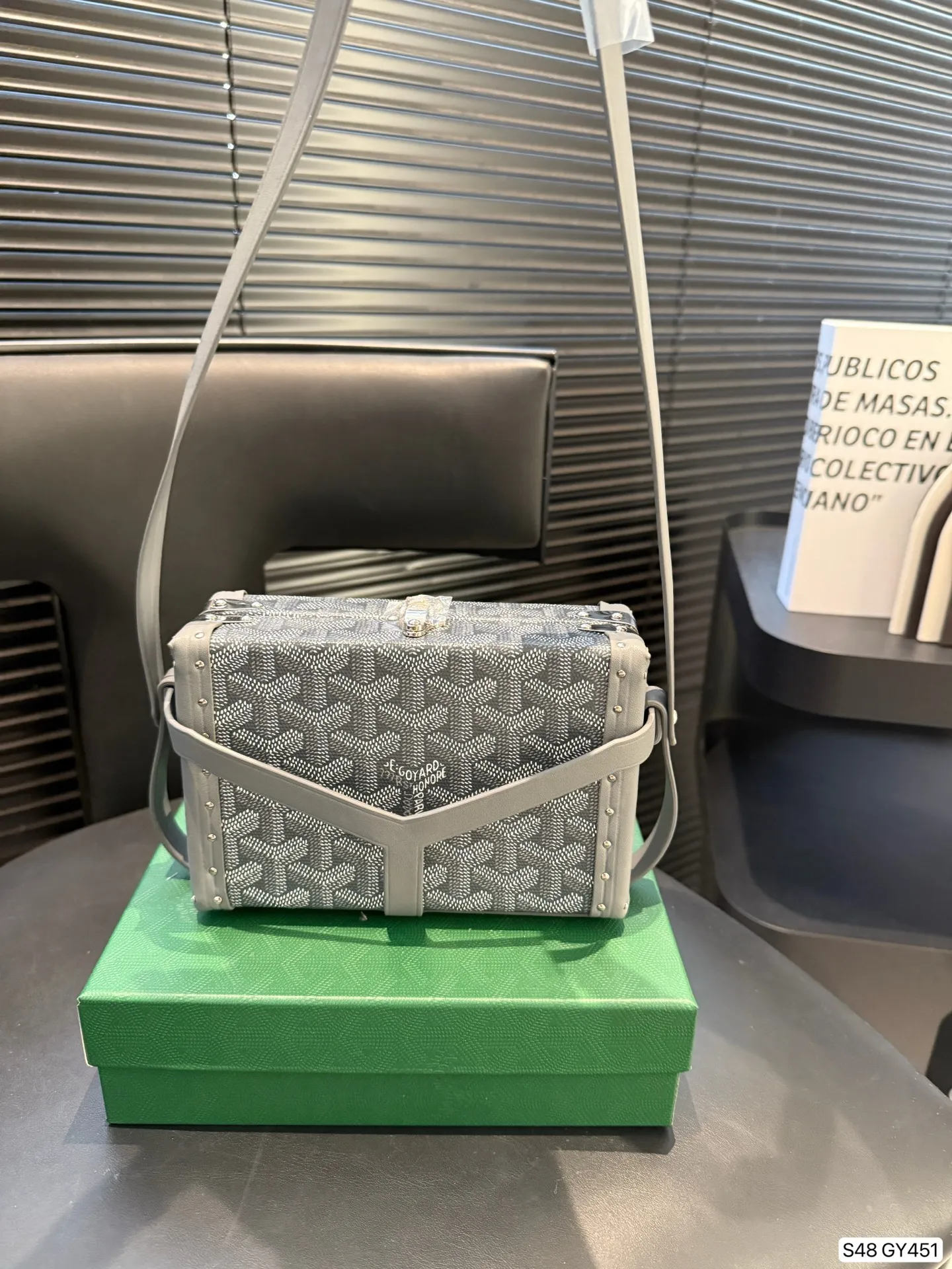 P290 戈雅配盒子极致奢华Goyard银色Mina 硬箱 时尚冷色调 限定银色款 可以斜挎的小硬箱 打造您的时尚搭配 日常出街吸引人的斜挎硬箱包 专属工匠的制作完成签名 日期。 Mina极致奢华硬箱 传承经典硬箱工艺 特别金属银色，特别彩绘3Y字母 出街造型一把手 打造时尚look 精致小巧 男女都可 尺寸16.5 11 货号GY451