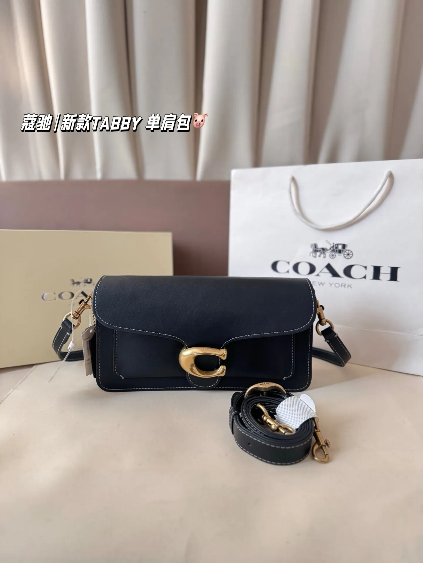 P195 配折叠盒 新罗蔻驰|新款TABBY 单肩包 本季的 Tabby 包 真的绝了! 触感柔软到上头~ 采用 Natural Grain 自然纹路皮革, 皮质更薄、更软,垂坠感特别自然, 背起来就是那种很松弛又很酷的 随性氛围感,真的太飒了! 这次推出的全新配色也超级适合秋冬, 低调高级、耐看又显气质。 属于那种越看越上头的颜色!🍂✨ 尺寸26*14