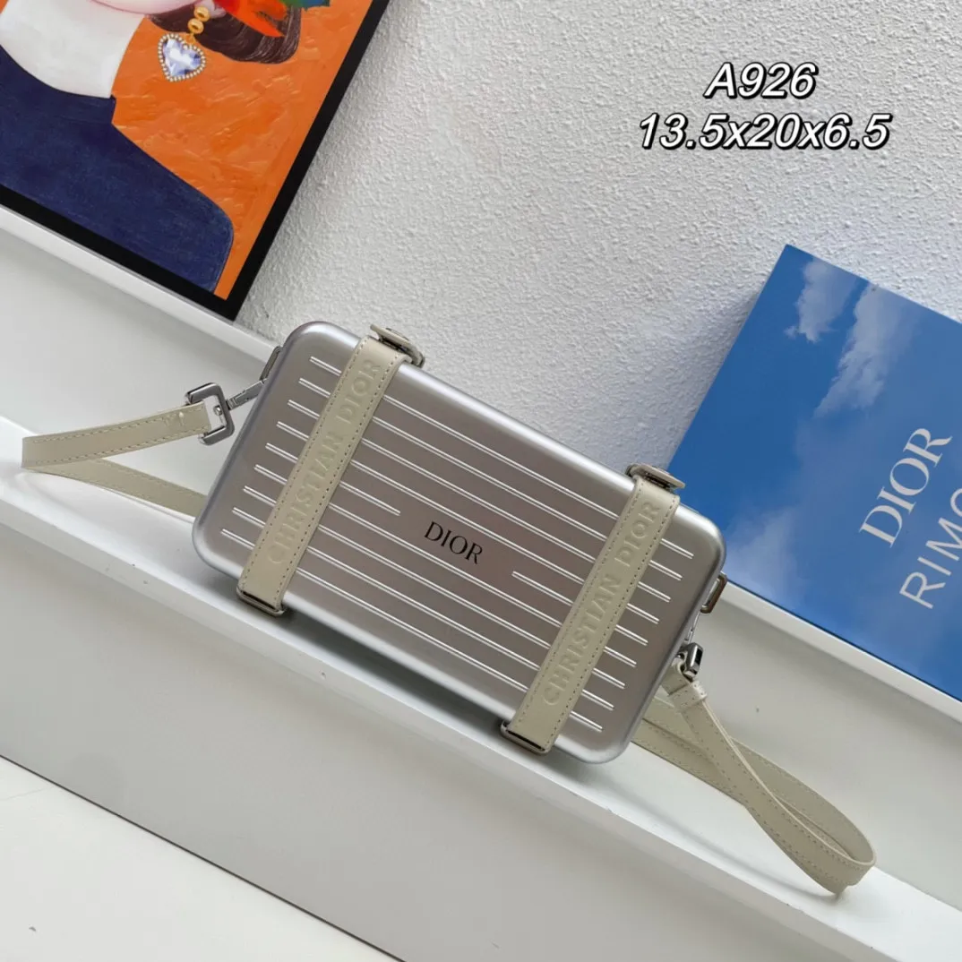 💰230包邮‼️DIOᖇ🎉🎉 (配全套包装) RIMOWA 联名限定款小行李箱子包来啦!自从Rimowα被巨头收购,感觉档次又提高了一个度,尤其是实物小盒子采用了RIMOWA标志性的磨砂质感的铝制凹槽设计 搭配oblique图案。实物细节设计更高级得没话说,尤其是外壳!有三个隔层,一个拉链零钱袋,还有6个卡位,可以放大手机,看起来不大容量却很足呀,斜挎和手拿都很OK~ 联名款的包设计风格很独特,男生背超级带感,女生背也很帅! A926# 13.5x20x6.5cm