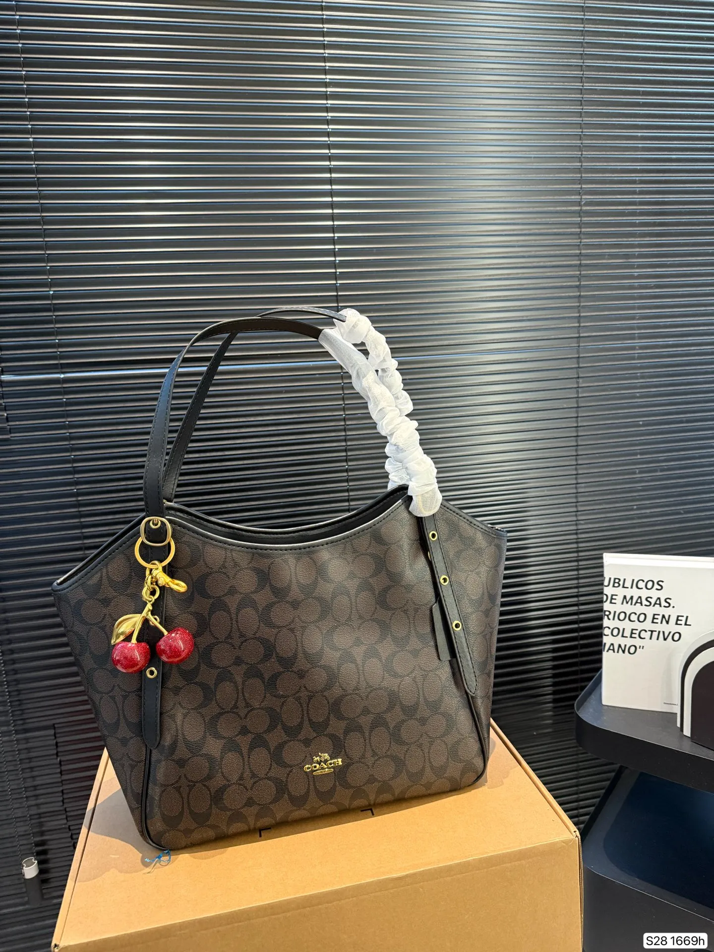 P190 配盒子 蔻驰实用通勤包妈咪包秋冬托特包 蔻驰COACH #coach托特包 手感软糯且富有质感,肩带可调节,手拎单肩都很不错,非常秋冬的一款,容量也很好,尺寸31 25 货号1669