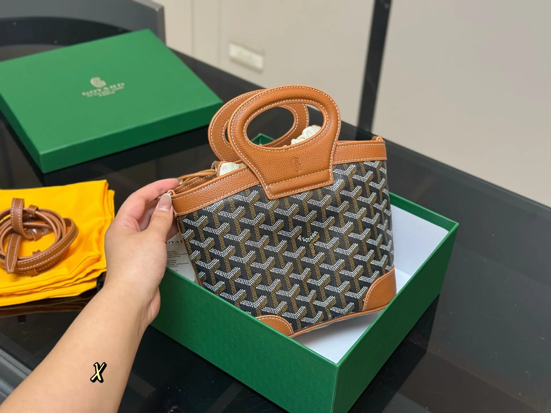 &yen;170 配盒 Goyard戈雅 mini菜篮子 beluga 新款Mini beluga 圆环小水桶小菜篮子 半个手机的自重 超Q的外貌 不可小觑的容量 完美～ 尺寸:23.18cm