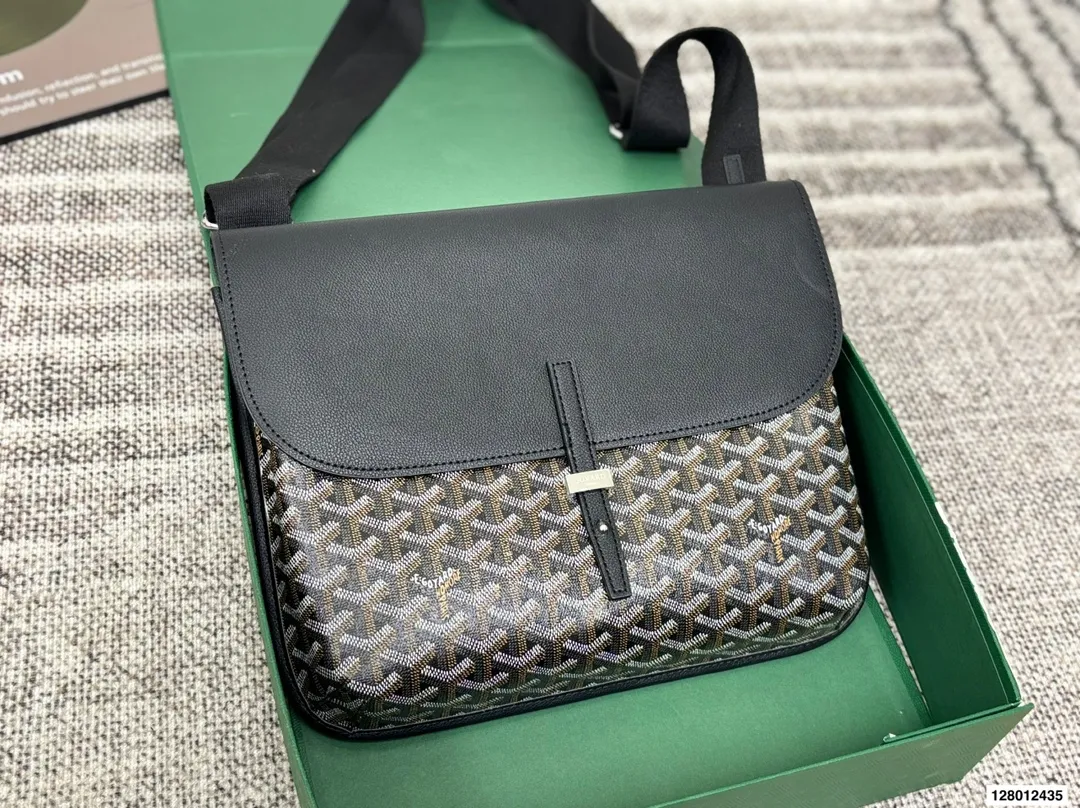 P165 配折叠盒子 戈雅邮差包 作为一个女生，每次出的男包都好看到我想拥有!它是一只扁身邮差哦，包包肩带的扣子是在包身背面的所以斜挎起来时更贴合身体骑行爬山背它也完全OK真的一点都不累赘 尺寸：32 26 货号440