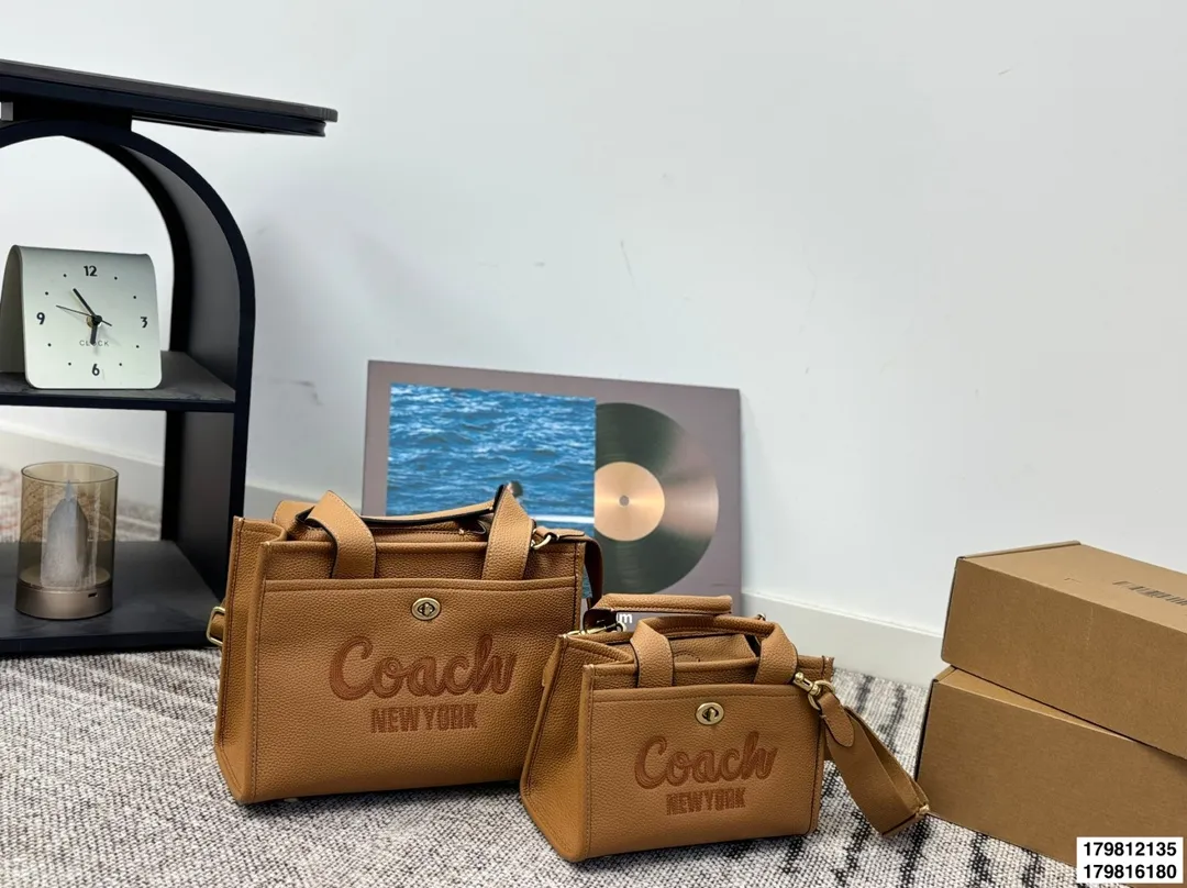 p135 p130配礼盒 size：26.19/20.14 COACH 蔻驰 Cargo tote 单宁牛仔托特包 千呼万唤的牛仔系列终于来噜～ 对牛仔真的毫无抵抗力 自己搭配小挂件会更