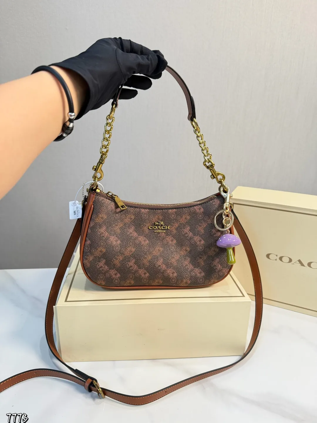 ❤️p145（礼盒包装）❤️ coach开挂啦！真的很好看 蔻驰willow迷你 质感超级强 夏日穿搭少不了的腋下小包哦 搜索🔍coach蔻驰 size: 24.13cm