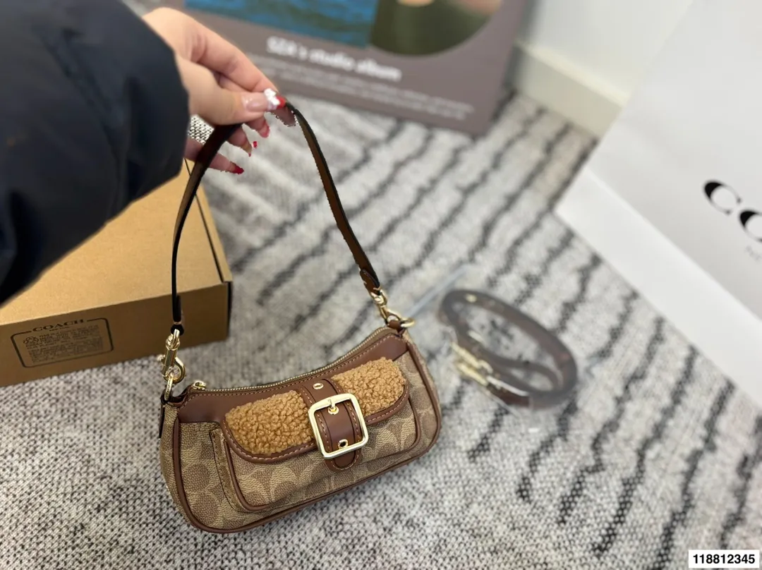 p155 尺寸20×10飞机盒 COACH蔻驰Ashton迷你 日常出街超适合。 秋冬搭配大衣毛衣超有氛围感。 还能装口红,钥匙等小物,实用又时髦