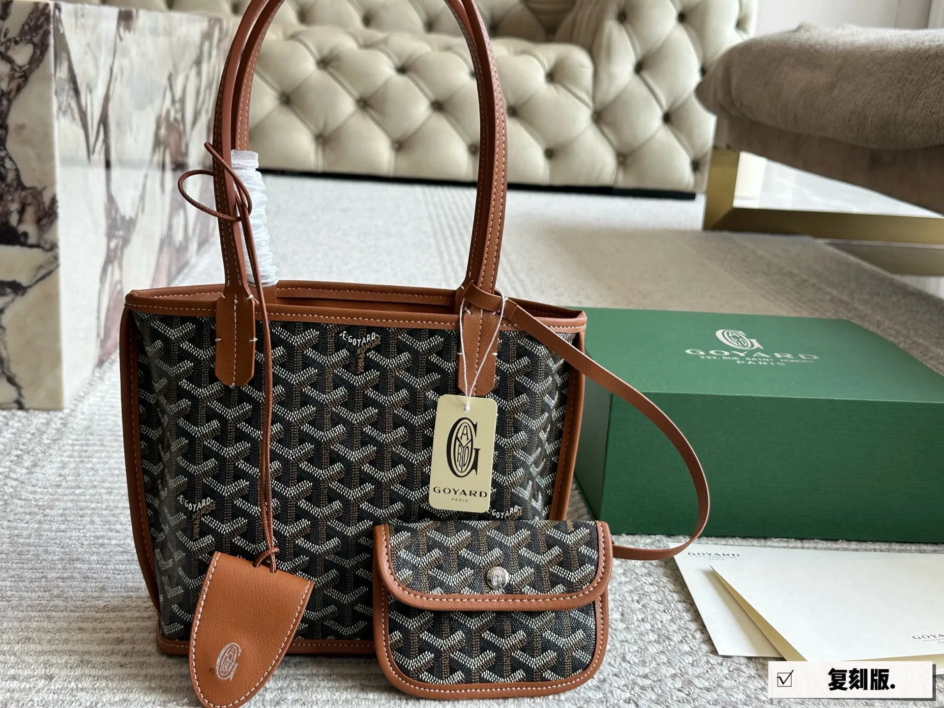 复刻版 💰155 配盒 size:20*19cm 戈雅购物袋🛍️ 属于这个季节的迷你购物袋 完美1:1定制 Goyard狗牙红色限定 实物真的很有质感, 新年本命包!