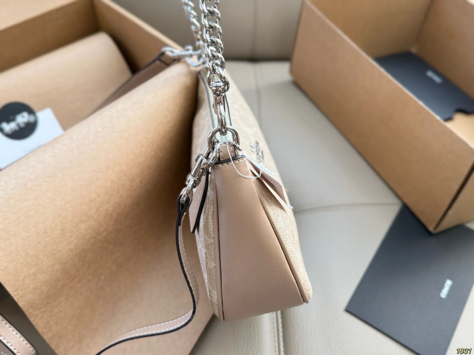 &yen;130飞机盒 蔻驰COACH腋下麻将包 配长肩带 单肩斜挎皆可 颜色搭配很有复古的感觉 高级又不失优雅 超有氛围感 通勤 休闲 约会通通可搭 尺寸23 12