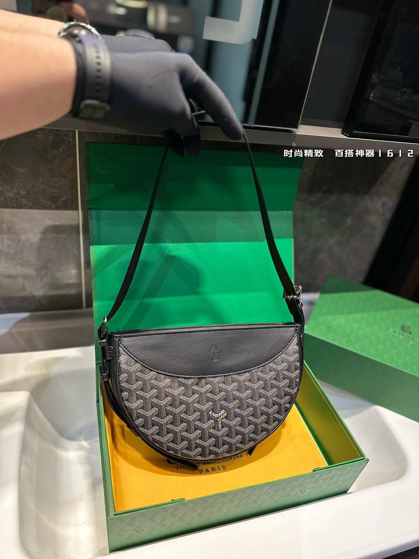 ❤️p185（礼盒包装）❤️ 拥有新包就拥有好心情！Goyard燕子包简单的穿搭永远不过时，舒服随性耐看！搭配一只棕色 goyard，点亮一下整体造型，秋冬配棕色实在太好看了！入手最近新出的goyard 燕子包，实物太美丽了！容量也十分乐观，可装下兩伞钱包粉饼口红等，肩带可调节，背法多样，可单肩可斜背可腋下！果然是一只实用又时髦百搭的包！！！尺寸23 16cm