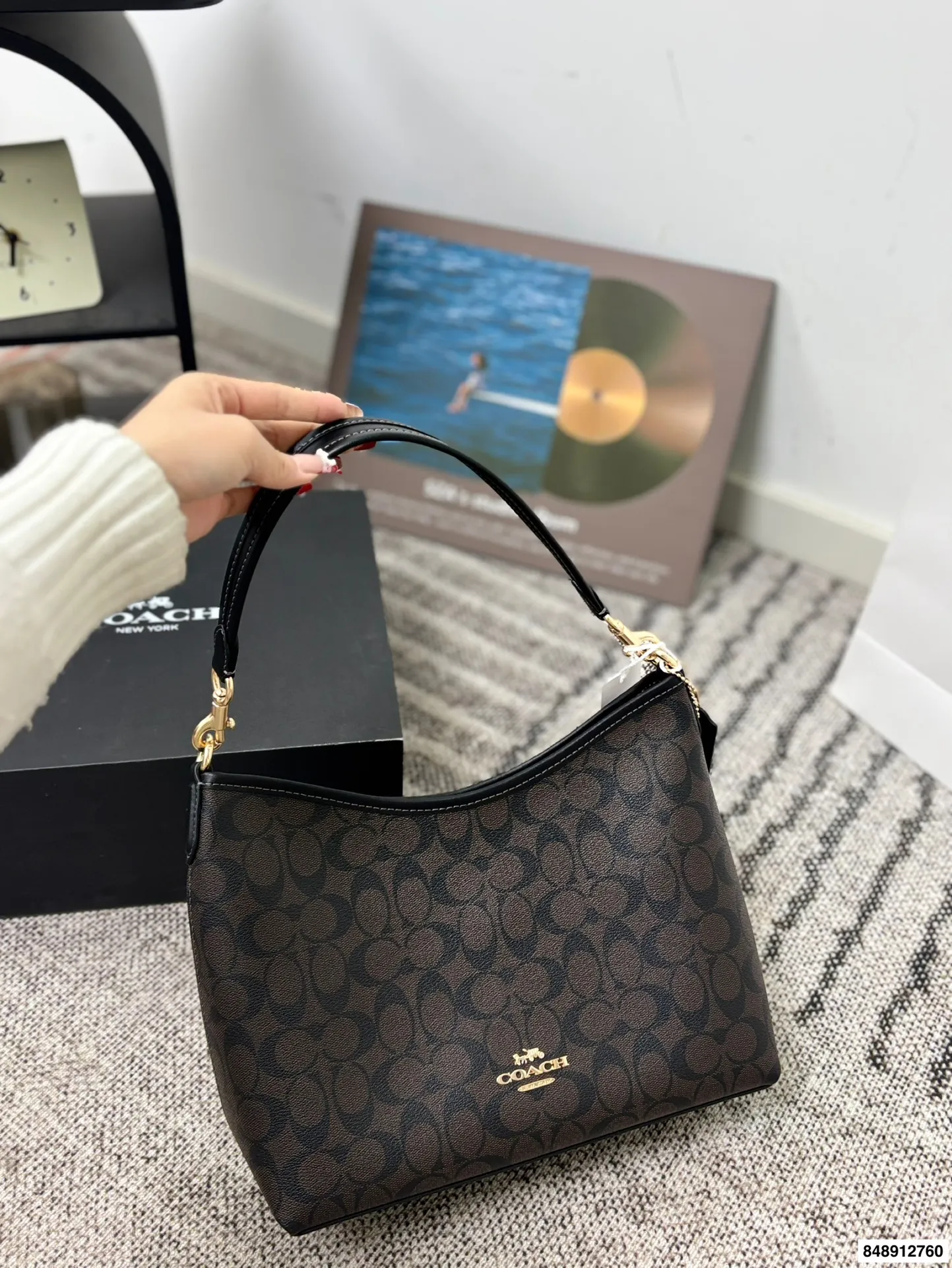 p190 配礼盒 蔻驰 新款laurel流浪包真的绝美 随性慵懒轻松拿捏 一长一短两条肩带 单肩斜挎手提腋下背 都可以随意百搭 内部有带拉链的侧兜可以用来放重要物品！ 尺寸：30*25