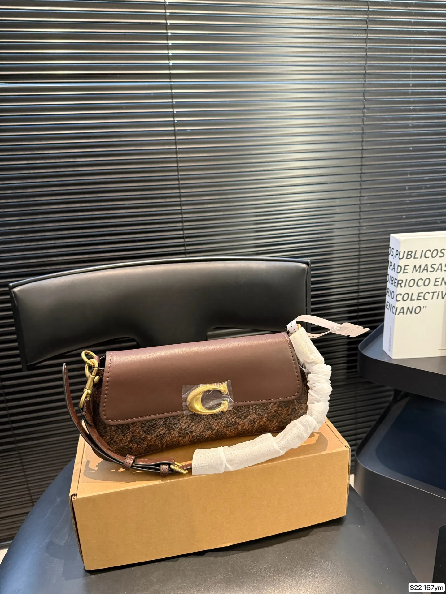 P160 配盒子蔻驰coach 5月新款 蔻驰5月新款JET 单肩包 经典老花涂层帆布,光滑面皮 梯形包身 小巧精致 极具现代时尚风格 可拆卸双肩带设计 适配多种场合搭配 尺寸25 12 货号167