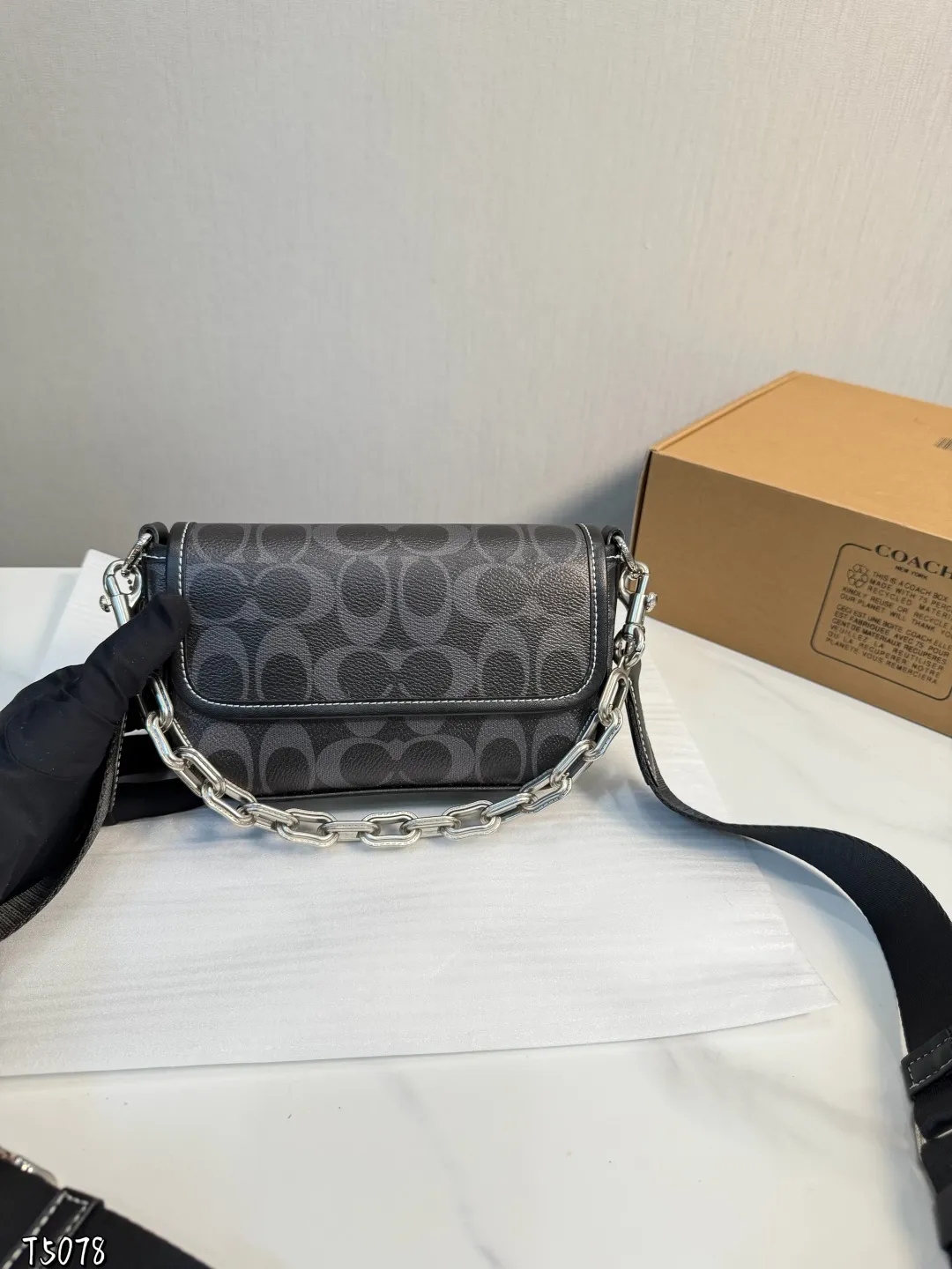 ❤️p150(礼盒包装)❤️ C家 新品黑色 男生都会喜欢的相机包! 款式对于男生来说真的太友好了又能装又百搭 搜索🔍蔻驰 coach 男包尺寸:19*5*13cm