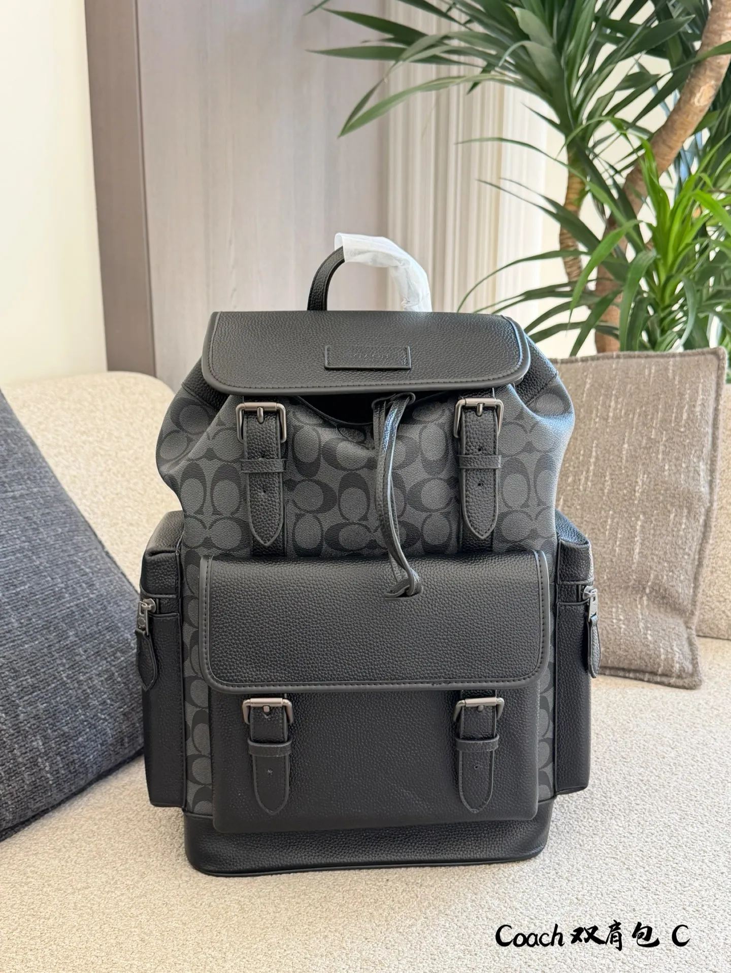 Coach Sprint双肩包p190 🎒Coach Sprint双肩包,经典C印花提花织布+黑色鹅卵石牛皮拼接,橙色皮革扣带点缀,复古又时髦✨。翻盖搭扣+抽绳开合,安全感满满,正面口袋可放手机,内部空间超大,15寸笔记本轻松装下,通勤、旅行、户外都OK!肩带可调节,背起来超舒服,实用又百搭,是功能与时尚兼具的必备单品🔥。19×45无盒