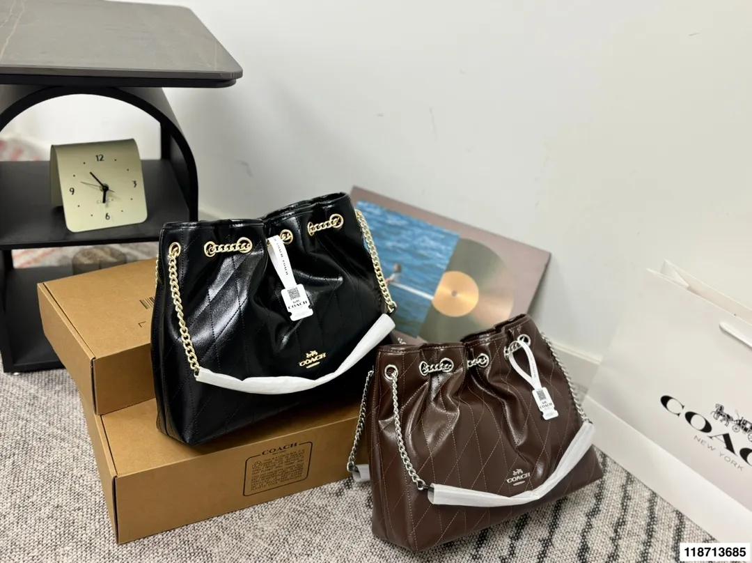p185配礼盒 蔻驰Coach新款腋下包 流浪包麂皮质感太好啦 颜色搭配很有复古的感觉 高级又不失优雅 超有氛围感 通勤 休闲 约会通通可搭 尺寸34.26