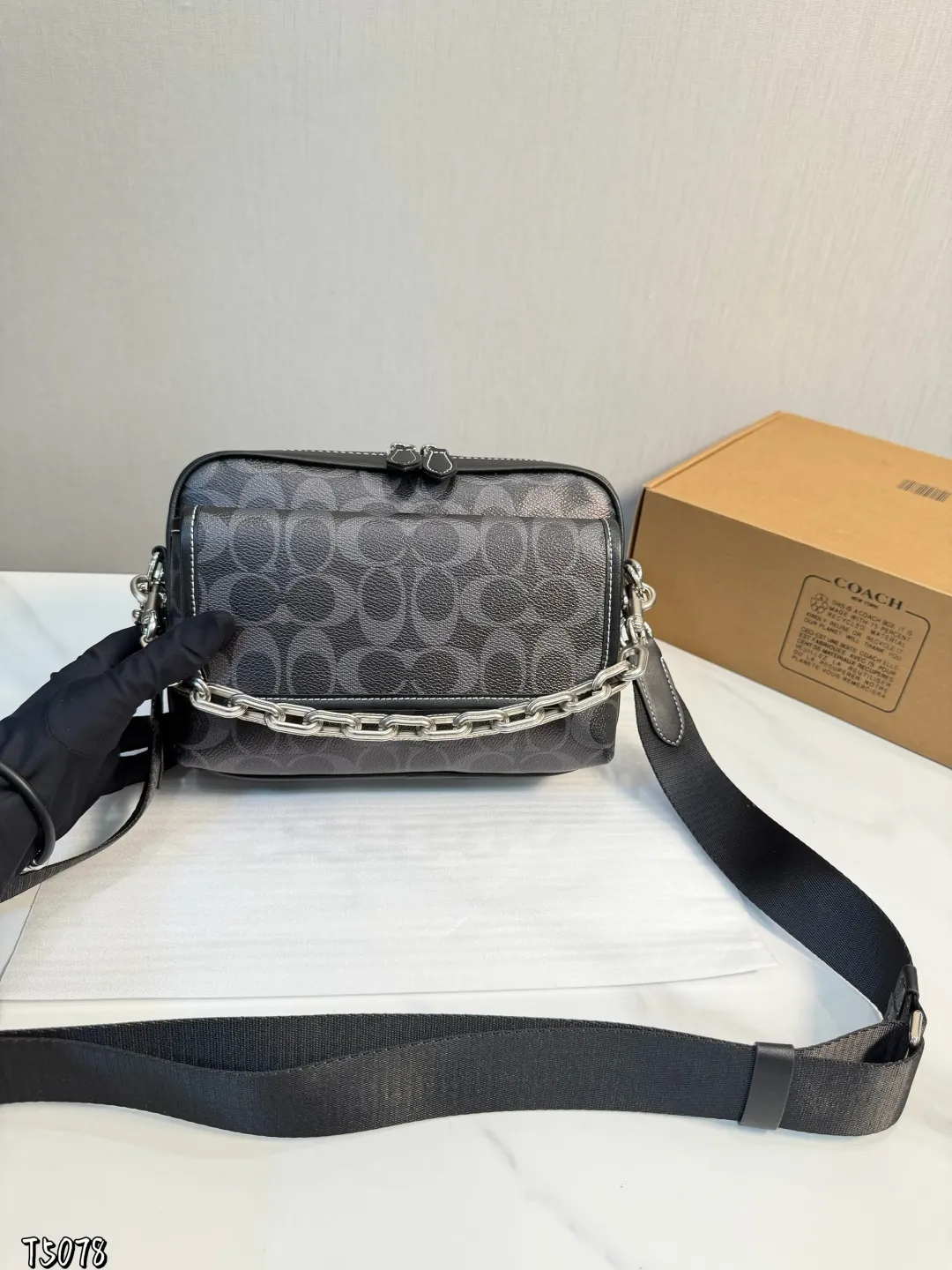 ❤️p165(礼盒包装)❤️ C家 新品黑色 男生都会喜欢的相机包! 款式对于男生来说真的太友好了又能装又百搭 搜索🔍蔻驰 coach 男包尺寸:24*6*18