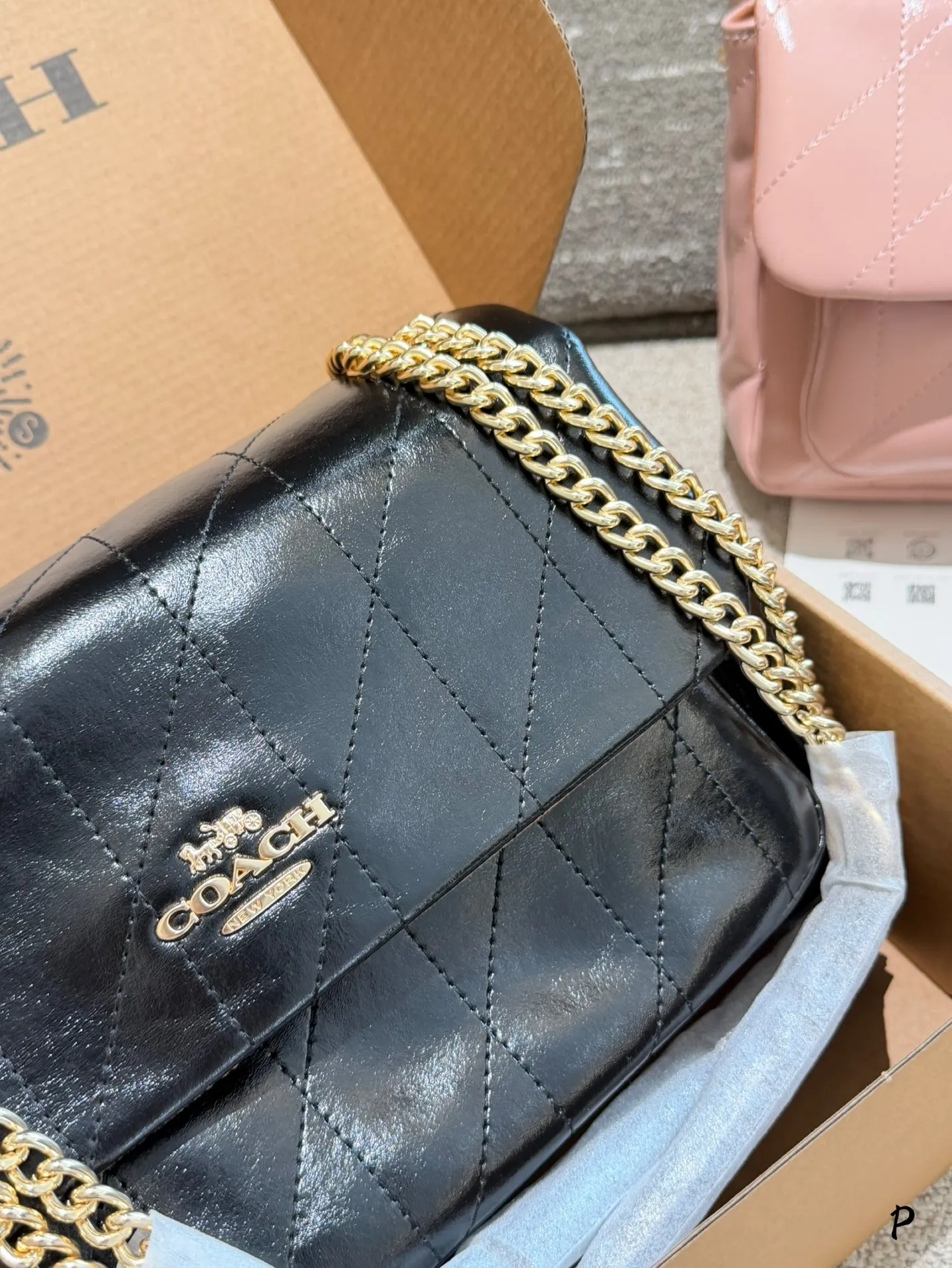 p175 Coach 蔻驰新款,太美了! 这款菱格纹Coach包太戳通勤审美了——油亮皮质衬着金色Logo,金链肩带搭白衬衫+黑针织马甲,利落里带点复古贵气,日常通勤或轻社交都能稳稳拿捏质感。