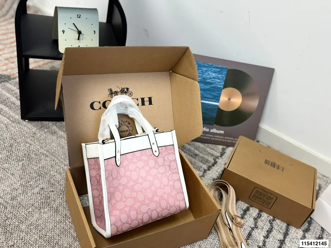 P135 配盒子 蔻驰托特包.手提单肩斜挎包.不管是自用还是送人都很棒!进口五金件.实用大气!简单大方.超大容量,满足你一切需要!!可轻松放置随身必备品!超级赞.这款包给我第一感觉就是太实用.手感特别好.抓紧入.颜值于适用集一身.真的好看实用.都留个!尺寸: 22.21