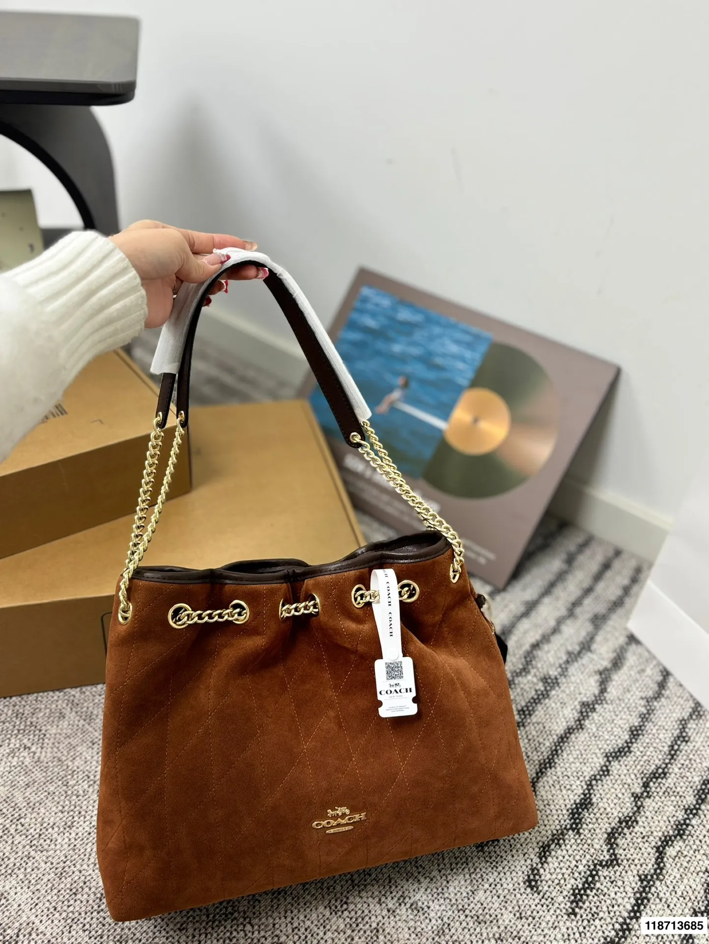 p185配礼盒 蔻驰Coach新款腋下包 流浪包麂皮质感太好啦 颜色搭配很有复古的感觉 高级又不失优雅 超有氛围感 通勤 休闲 约会通通可搭 尺寸34.26