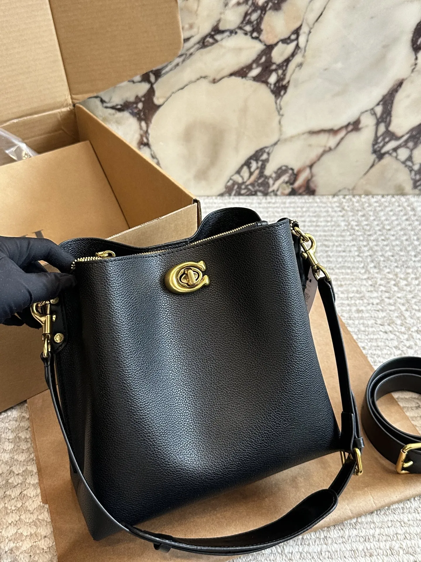 p170 蔻驰Coach|经 典耐看的比入款水桶包 @Coach蔻驰Willow Bucket水桶包 蔻驰入门款,经典耐看 搭配通勤,休闲搭配,精致裙装 容量可收纳小防晒伞,补妆用品 充电宝,车钥匙。,手机圃 米白色包包搭配奶茶色肩带简约不失搭配层次感的经典款23×22