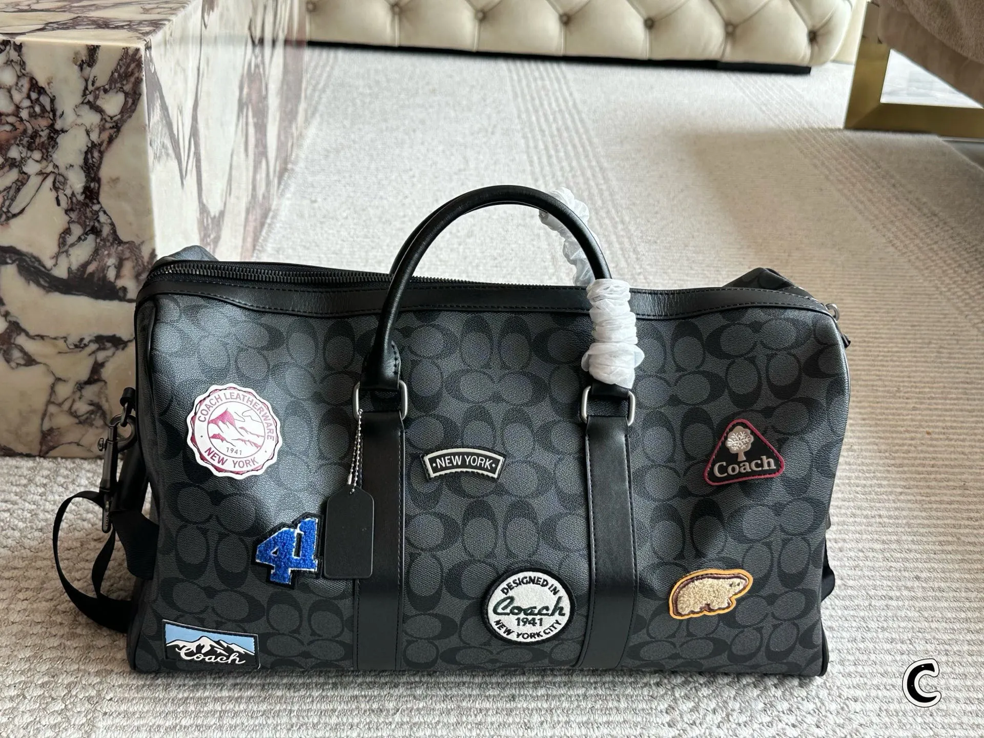 p180 男士必备COACH蔻驰旅行包 COACH蔻驰旅行包，通体采用PVC帆布涂层的材质,这种材质非常的耐磨、耐用，并且非常耐脏，非常适合我们用于健身或者短途的出差的使用，不但可以让自己的造型加分，功能性也很好同时还配备了长肩带，手拎、斜挎、单肩都是可以的，满足我们不同的一个着装 需求。#coach包包 45厘米