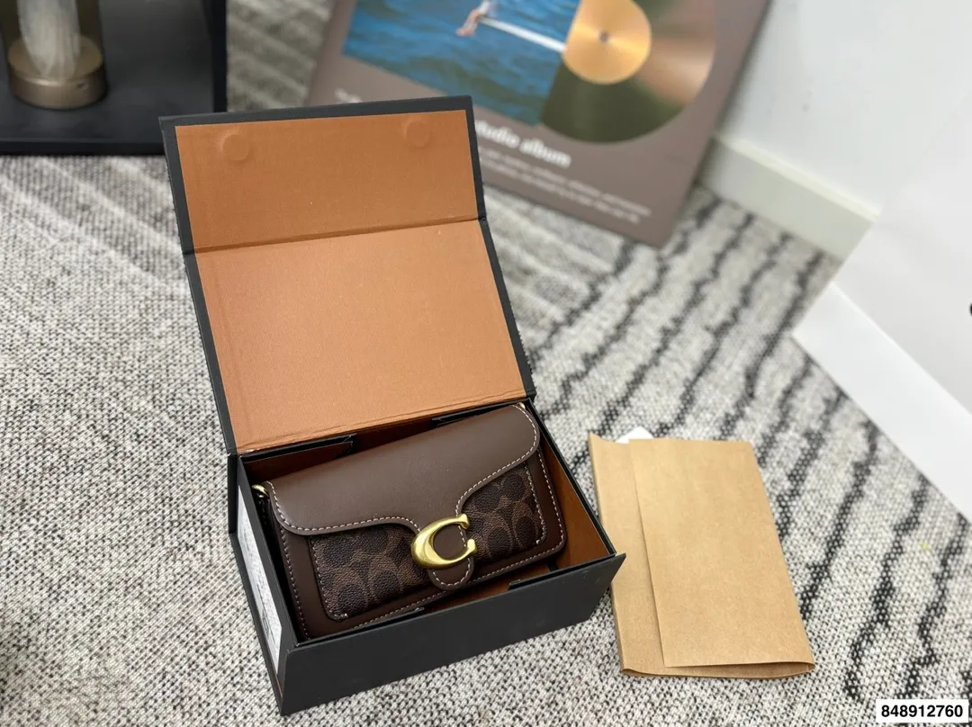 p190配礼盒🎁 coach.蔻驰酒神包新款𝘾𝙤𝙖𝙘𝙝-𝙏𝙖𝙗𝙗𝙮 这次的颜色搭配简直了 神仙配色！颜值又高又百搭 手提斜挎多用 蔻驰酒神！可爱又能装！手提斜挎都好看！尺寸：20*6*11cm