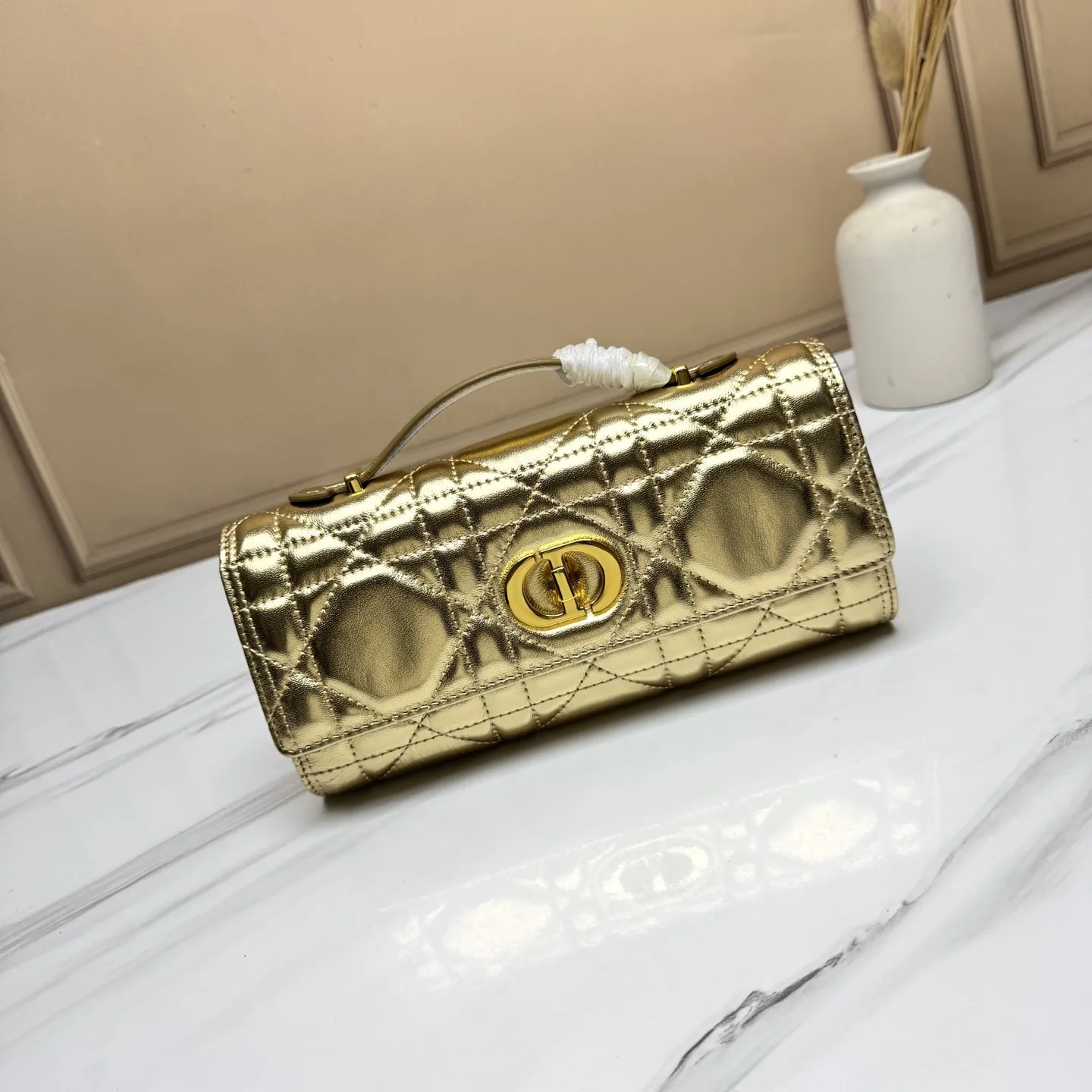 💰205包邮‼️ CE 秋冬系列新品TEEN LOLA 登场 ✅奶昔好物推荐 📖 凯旋门家族又一封神作、黑金handle case 上线🈺 斜跨肩带🉑️延长至57cm,手柄设计拎起来非常千金感✴️ 恰到好处的精致感,小巧又实用,堪称造型王者 秋冬衣櫉必备 尺寸:22*11*5cm