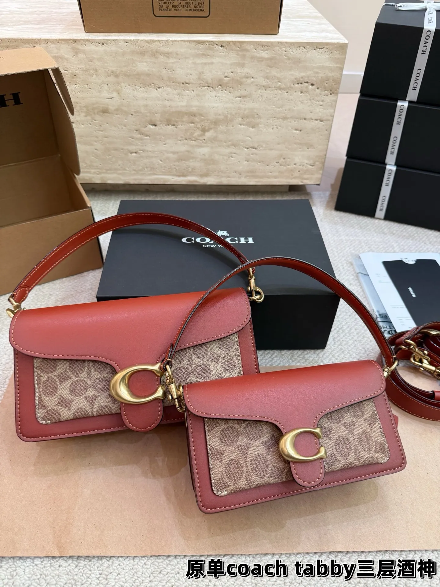 顶级原单P195 P190 新coach Tabby 三层酒神包 Coach 家酒神包Tabby手提包单肩斜挎包。让小姐姐第一眼看到就会爱上它。被誉为平价版小酒神包的蔻驰Tabby,复古又百搭,很受欢迎啊。五金扣厚实,整体精致小巧,还特别能装。每个包配一长一短两天可卸肩带,内部结构分层合理,中间一个带拉链的隔层小袋,把包分成三格,简直完美尺寸:26cm 20cm。这个尺寸觉得刚刚好合适,手提单肩斜挎都没有问题的!⚠️礼盒包装