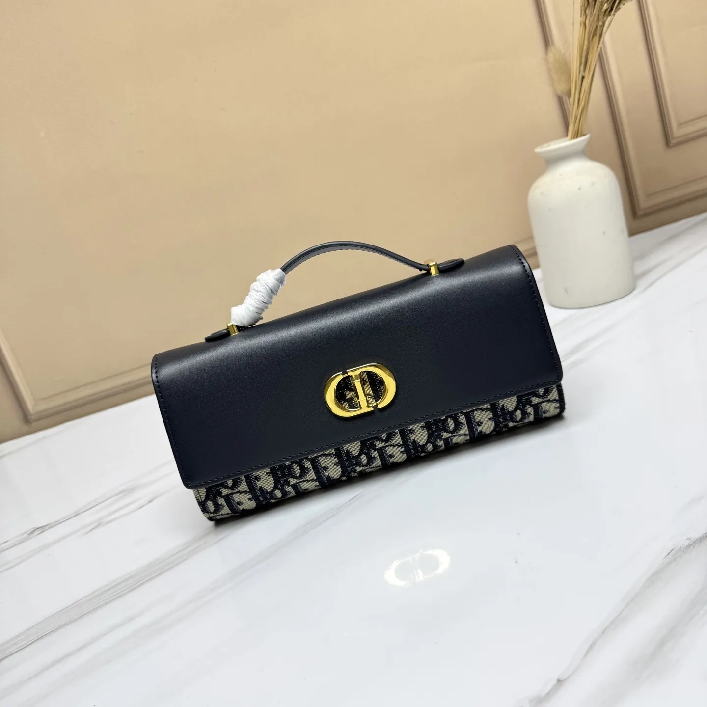 💰205包邮‼️ CE 秋冬系列新品TEEN LOLA 登场 ✅奶昔好物推荐 📖 凯旋门家族又一封神作、黑金handle case 上线🈺 斜跨肩带🉑️延长至57cm，手柄设计拎起来非常千金感✴️ 恰到好处的精致感，小巧又实用，堪称造型王者 秋冬衣櫉必备 尺寸：22*11*5cm