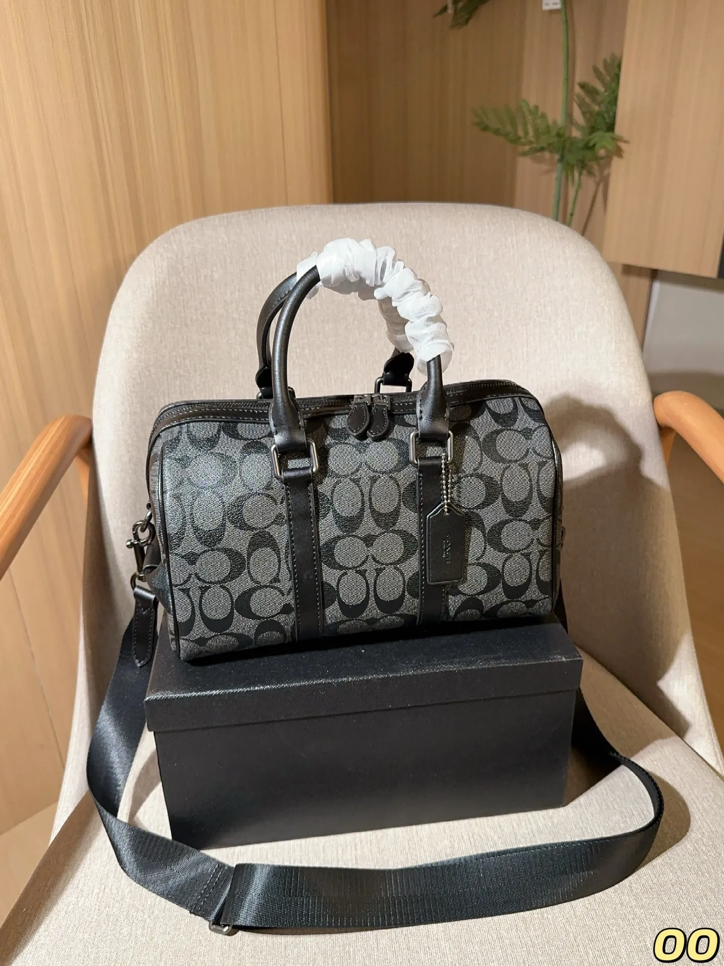 💰165 COACH 蔻驰 Gotham24 系列 手提斜挎包 Duffle波士顿圆桶包 单肩斜挎包 经典Logo搭配原厂工艺材质 采用精湛镶嵌细工，实物拍摄 尺寸28&times;19&times;15 礼盒包装🎁