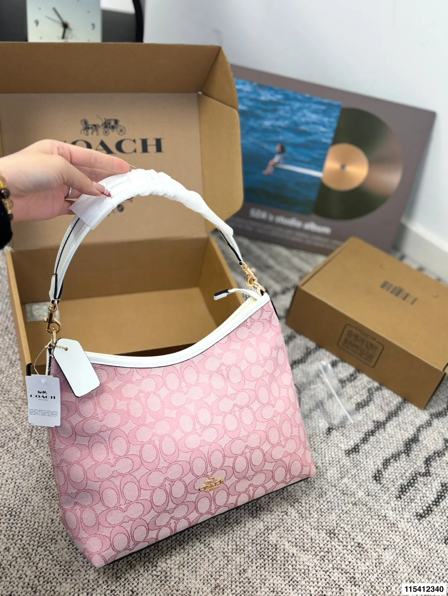 p150 配礼盒 蔻驰托特包,除了好看还是好看,托特包造型简单又好用关键是超好看,轻便,缤纷又结实。分分钟成为街上最具回头率的时尚单品!尺寸:29.21