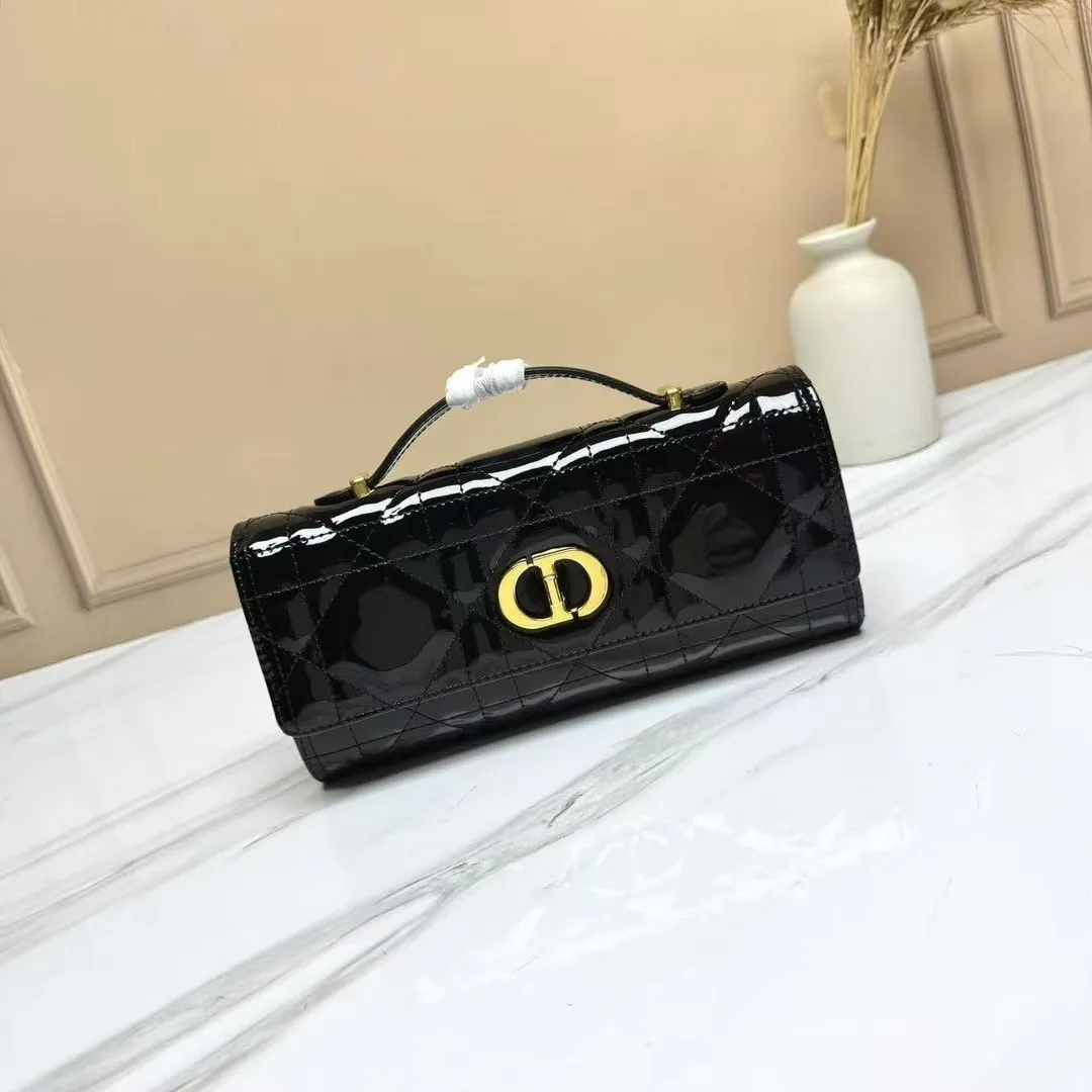 💰205包邮‼️ CE 秋冬系列新品TEEN LOLA 登场 ✅奶昔好物推荐 📖 凯旋门家族又一封神作、黑金handle case 上线🈺 斜跨肩带🉑️延长至57cm，手柄设计拎起来非常千金感✴️ 恰到好处的精致感，小巧又实用，堪称造型王者 秋冬衣櫉必备 尺寸：22*11*5cm